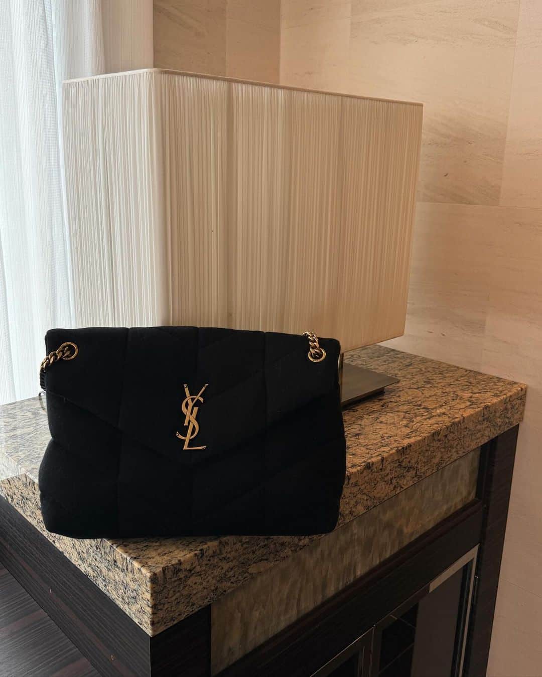 谷川菜奈さんのインスタグラム写真 - (谷川菜奈Instagram)「what's in my bag? バッグの中身、YouTubeアップされました〜🤍✨ 中身多めです！笑　ぜひみてねっ☺️」11月19日 13時06分 - pechi.130