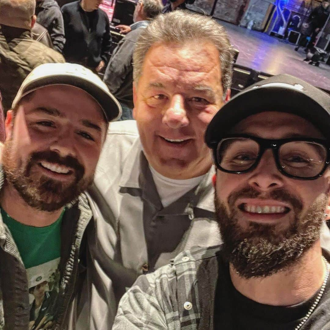 クリス・ウェビーさんのインスタグラム写真 - (クリス・ウェビーInstagram)「The amount of Sopranos related activity that has gone down in my life this week is wild..  Went to see Uncle Pussy and his band on Wednesday at @theseagrape (and got up and rapped a couple songs cuz why not)  And just saw #InConversationWithSopranos in New Haven (shout to Bacala for those will call tickets) and it was SO fire..  Always an honor to hang with the legends. Rappers are cool and all.. but actors from the Sopranos = way fuckin cooler in my book 🤌🏻🫡🕸」11月19日 13時18分 - chriswebby