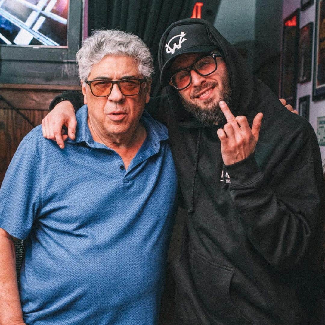 クリス・ウェビーのインスタグラム：「The amount of Sopranos related activity that has gone down in my life this week is wild..  Went to see Uncle Pussy and his band on Wednesday at @theseagrape (and got up and rapped a couple songs cuz why not)  And just saw #InConversationWithSopranos in New Haven (shout to Bacala for those will call tickets) and it was SO fire..  Always an honor to hang with the legends. Rappers are cool and all.. but actors from the Sopranos = way fuckin cooler in my book 🤌🏻🫡🕸」