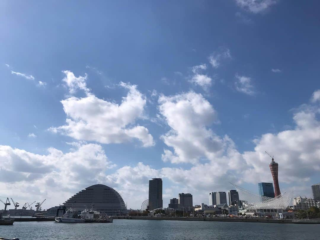 岩田亜矢那のインスタグラム：「ポカポカ日曜日🌞  昼夜の寒暖差がよくわかりますね  気温が低くなると体温が下がり 無意識に体に力を入れてしまいがち 筋肉が硬直してストレスに繋がりやすい  それとは反対に温かい時の 体の動かしやすさ 筋肉がゆるくなり体の流れが良くなる リラックスしている証拠です  この季節 寝つきが悪くなる原因のひとつが  「体の冷え」  体が冷えてる状態だと 寝てもダルさ疲れが残っている 逆に体の張りやコリが目立つ ストレスになる など、悪いことばかり😭  そうならないように！  ・温かいものを飲食する ・湯船に浸かる ・体が温かい内に布団に入る など  体が温まることを意識してみてください  体が温かい状態だと 筋肉が緩くなりリラックスしやすくなります また代謝が上がり、疲れが抜けやすく 質のイイ睡眠に繋がります🛌💤  寒くなるこの時期 体を温めるだけでも リラックス・リフレッシュするキッカケに なりますので意識してみてはいかがでしょう  そう！体を温める方法の１つに マッサージもございますよ〜♪ ご予約お待ちしております💆‍♀️  ☆プルメリアメニュー☆  🌸  ドライヘッドスパ  ドライヘッド30分 ￥5,940  ドライヘッド45分 ￥7,700  🌸  ホットストーンマッサージ ホットストーン30分 ￥7,150 ホットストーン45分 ￥8,250  🌸  小顔矯正 (リフトアップ) 小顔 30分 ￥4,400 小顔 45分 ￥6,600 小顔 60分 ￥ 8,800  🌸  夢見ここち  50分 ￥11,000  🌸  ネトラバスティ(眼の温泉) ￥5,500  🌸  美肌トリートメント  美肌 45分 ￥8,030 美肌45分+夢見ここち ￥ 19,030 美肌 45分+ドライヘッド30 ￥13,970 美肌45分+ドライヘッドのみ (延長15分) ￥10,010  🌸 オプション ネイルケア ￥1,980 フェイスパック ¥ 1,980 アイパック ¥ 1,980 ハンドマッサージ ¥ 1,980 延長１５分 ¥ 1,980  美顔スチーマー追加 ¥ 1,100 ホットストーン追加 ¥ 1,100 ヘッドスパジェル追加 ¥ 1,100 プルメリアオイルへ変更 ¥ 1,100  ※オプションのみの施術はできません  プルメリアご予約は ☆当サロン、インスタのメッセージ @plumeria_lalasweet ☆Google ☆みなと温泉蓮へ電話にてプルメリア予約 （スタッフへの個別メッセージはご遠慮ください）  �Plumeria  神戸みなと温泉 蓮 Plumeria 〒650-0041 兵庫県神戸市中央区新港町１−１ 0783817000  #KOBE #KOBEMINATOONSENREN #PORTOFKOBE#fyp#siteseen #神戸みなと温泉#神戸日帰り温泉#関西温泉 #兵庫温泉#みなと温泉蓮#神戸温泉#神戸市 #神戸ホテル#神戸ヘッドスパ#神戸スパ #神戸旅行#神戸おすすめ#おすすめにのりたい#神戸デート #ラスイート#lalasweet#ララスイート #atoa#アトア#coolbeauty#headspa#プルメリア#고베관광#고베당일치기#고베온천」