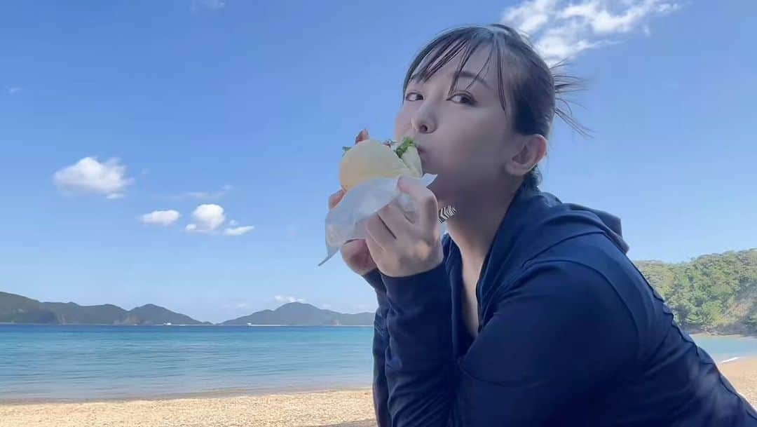 伊藤えみのインスタグラム：「この海はハンバーガーも美味しくしてくれる❣️🍔  #奄美大島 #加計呂麻島 #後ろで蝉が鳴いている #写真フォルダの中身公開中 #伊藤えみ #emiito  #beach #amami  #japanese #follow #followme #movie」