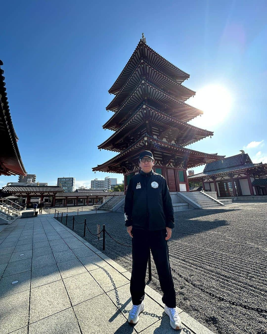 布袋寅泰さんのインスタグラム写真 - (布袋寅泰Instagram)「ホテ散歩@大阪・四天王寺。聖徳太子により創建された日本仏法最初の官寺。創建当初から伝わる伽藍配置や、宗派の枠を超えた各宗祖師にまつわる堂宇など、見所満載ワンダーランド。神々のHall of fame。ご婦人ではありませんが布袋尊にもご挨拶を。秋の光が優しい散歩日和。今夜も最高のステージになりそう！ #ホテ散歩　#四天王寺」11月19日 13時17分 - hotei_official