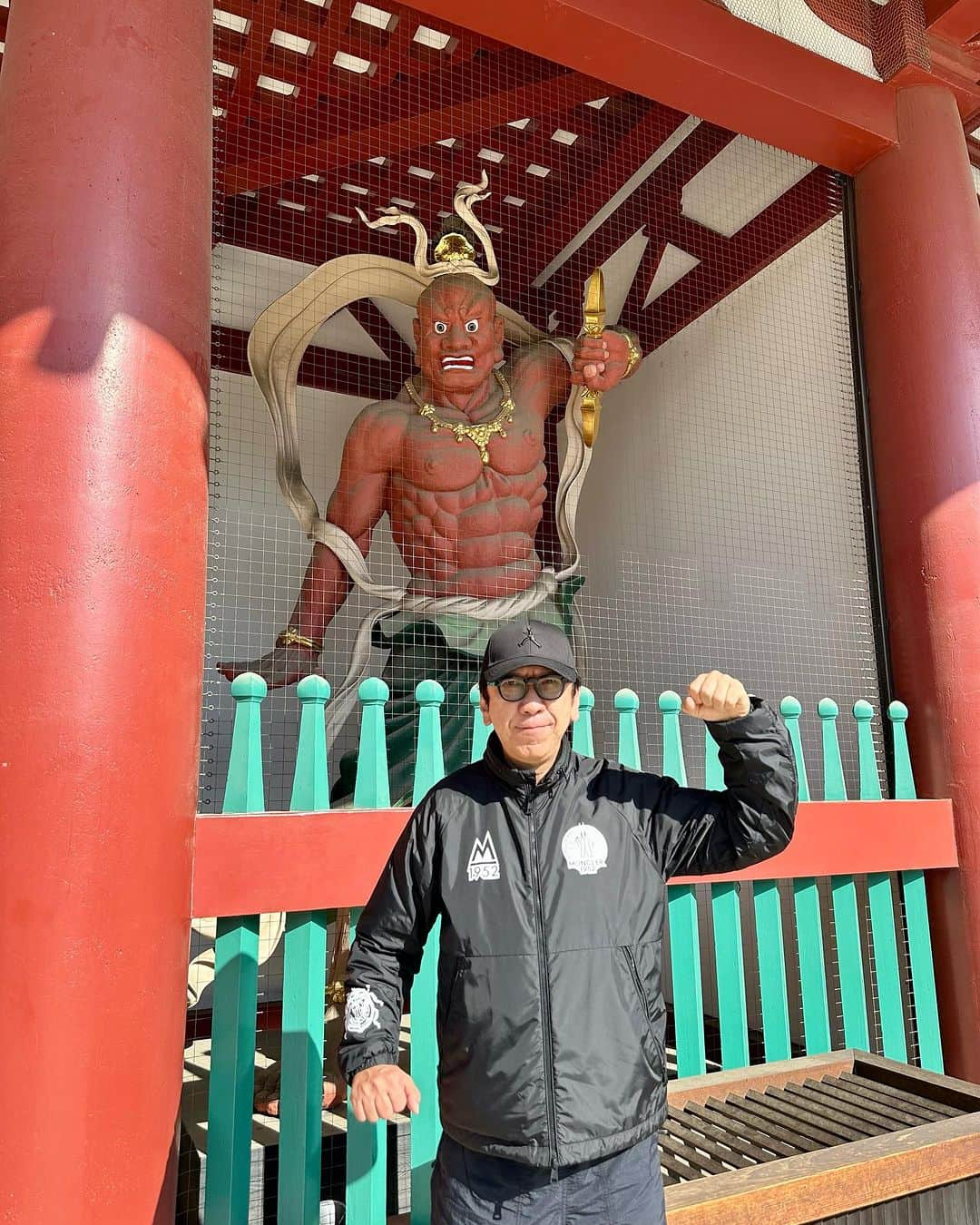 布袋寅泰さんのインスタグラム写真 - (布袋寅泰Instagram)「ホテ散歩@大阪・四天王寺。聖徳太子により創建された日本仏法最初の官寺。創建当初から伝わる伽藍配置や、宗派の枠を超えた各宗祖師にまつわる堂宇など、見所満載ワンダーランド。神々のHall of fame。ご婦人ではありませんが布袋尊にもご挨拶を。秋の光が優しい散歩日和。今夜も最高のステージになりそう！ #ホテ散歩　#四天王寺」11月19日 13時17分 - hotei_official