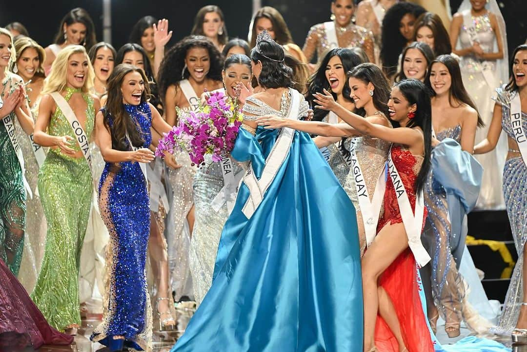 イリス・ミトゥネールさんのインスタグラム写真 - (イリス・ミトゥネールInstagram)「A moment to remember 🥹❤️👑  @mouawad   #missuniverse2023 #missuniverse #72ndmissuniverse」11月19日 13時26分 - missuniverse