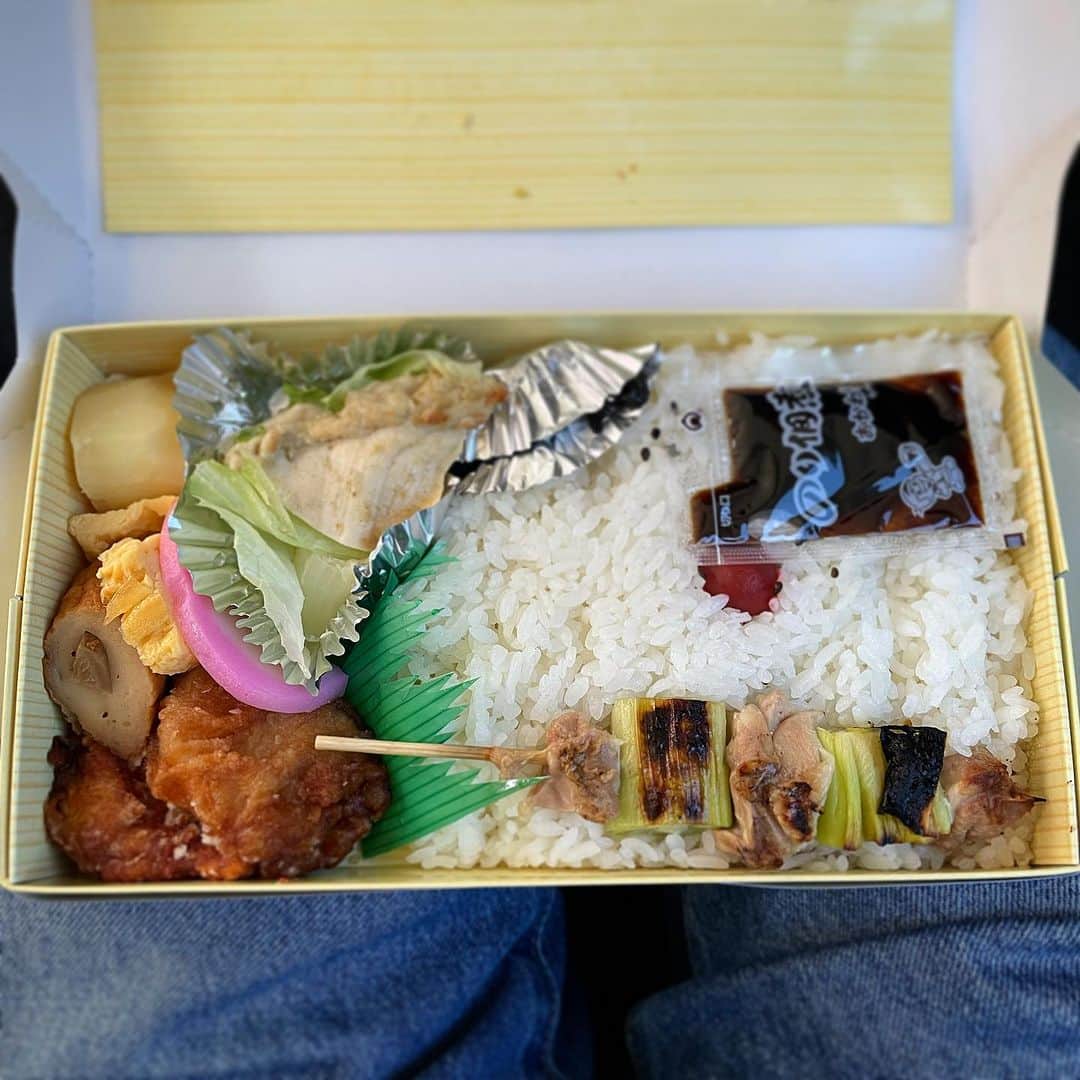 木村ひさしのインスタグラム：「最高のおっさんの昼ごはん。 鳥鮮のお弁当 鳥鮮で呑みたいなぁ。 #最高のおっさんのロケ弁当  #2024チャレンジ第一弾」