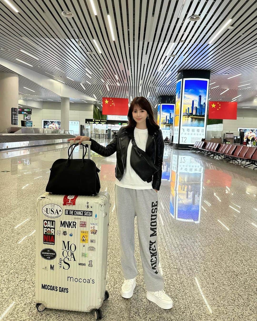 桃華絵里のインスタグラム：「新たなビジネス展開のため中国出張に来ています🇨🇳✈️  フライトコーデは モコアズ ディズニーコレクションの スウェットでゆるっと♪  長年愛用している海外出張用キャリーに モコアズのステッカーを沢山追加しました♡  しばらく中国で頑張ってきます🫡！！  では またストーリーズなど更新します〜🫶🏻  #mocoas #出張 #中国」