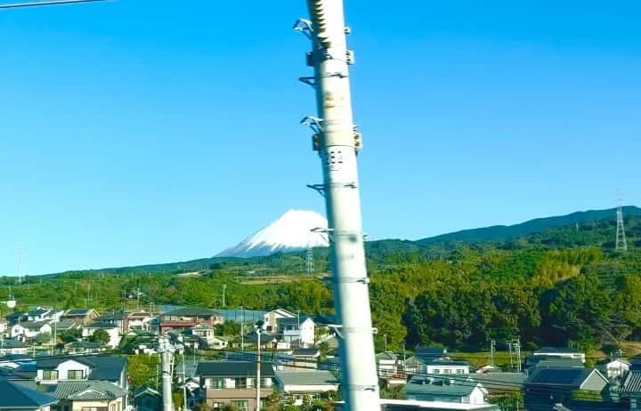 笠井信輔のインスタグラム：「今日はまたまた、素晴らしい富士山にお会いできました  名古屋に向かっている途中  このだんだん、お出ましになってくる感じがいいですよね  今晩、佐々木蔵之介さんのディナーショーが名古屋で行われるのですが、私その司会を拝命されたのです (^-^)  蔵さん歌うの？  と、思うかもしれませんが そうではございません  トークショーあり パフォーマンスあり プレゼントコーナーあり  ファンの皆さんと食事をしながら楽しく過ごす 数時間です  震災のチャリティーディナーショーの司会をしたことはありますが 芸能人の方のディナーショーは初めて  とてもワクワクしております  夜なのに、なぜこんなに早く出発してるかと言うと  本日、日曜午前中 血液がんフォーラムに名古屋のホテルで参加したのです  昨日と今日オンラインで開催しているのですが  私は今日の午前10時から始まった 「血液がん患者の本音トーク」 その進行役です  この後アーカイブで、YouTubeで公開されますから、ぜひ見てみてください  白血病や骨髄種、リンパ腫など 様々な年代の様々な人たちの血液がん体験談 きっと皆さんのお役に立つはずです  朝から素敵な富士山 　  フジテレビ後輩の木佐ちゃんのInstagram見たら、新幹線の車掌さんが  「こんなに美しい富士山はめったに見られません」  と、車内放送があったそうです  　 やっぱりいいことありそう おすそ分けです」