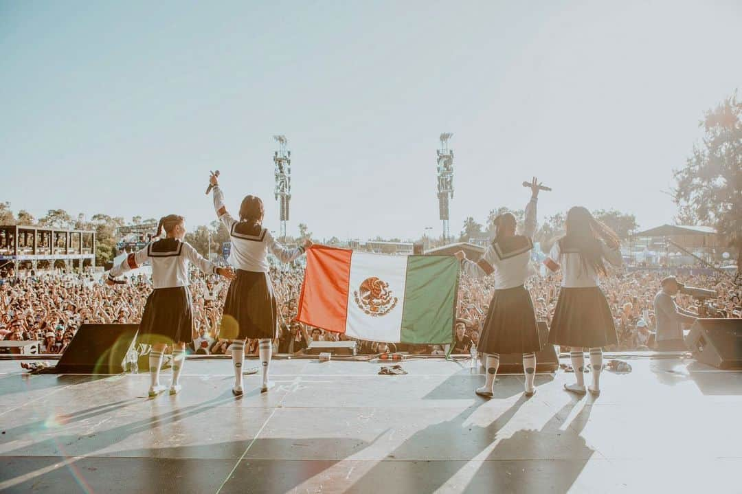 新しい学校のリーダーズのインスタグラム：「Hola! #CoronaCapital23 🇲🇽 Gracias México!! Queremos volver a cantar con todos 🎵 !¡Quiero venir a México de nuevo! ✨✨  #THESEISHUNTOUR2023 🔵   photo @simplyyvan」