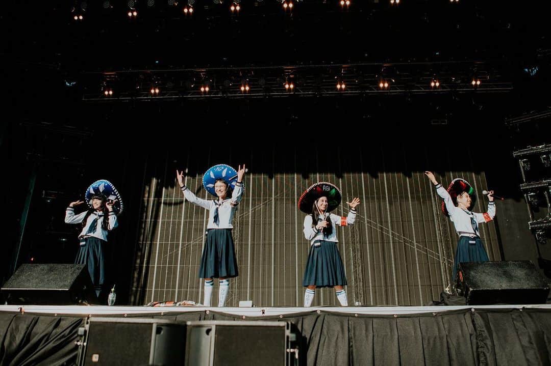 新しい学校のリーダーズさんのインスタグラム写真 - (新しい学校のリーダーズInstagram)「Hola! #CoronaCapital23 🇲🇽 Gracias México!! Queremos volver a cantar con todos 🎵 !¡Quiero venir a México de nuevo! ✨✨  #THESEISHUNTOUR2023 🔵   photo @simplyyvan」11月19日 13時36分 - japan_leaders