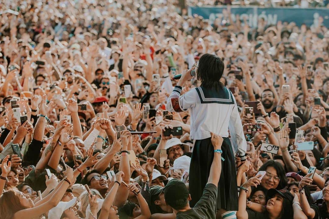 新しい学校のリーダーズさんのインスタグラム写真 - (新しい学校のリーダーズInstagram)「Hola! #CoronaCapital23 🇲🇽 Gracias México!! Queremos volver a cantar con todos 🎵 !¡Quiero venir a México de nuevo! ✨✨  #THESEISHUNTOUR2023 🔵   photo @simplyyvan」11月19日 13時36分 - japan_leaders