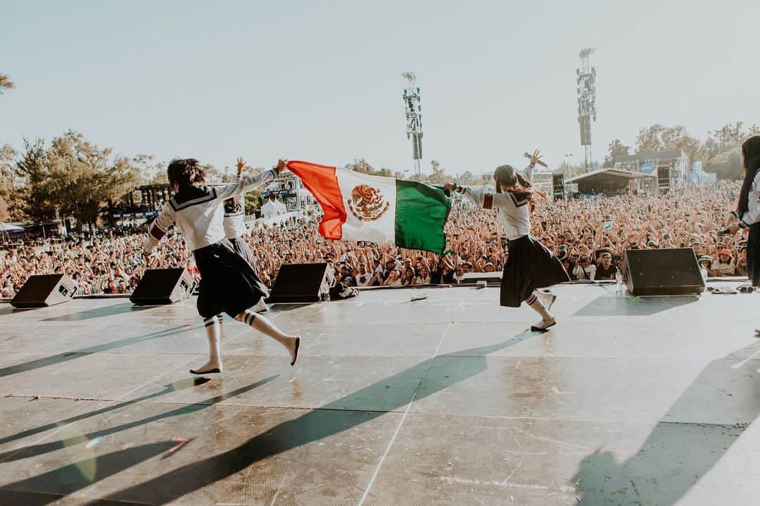 新しい学校のリーダーズさんのインスタグラム写真 - (新しい学校のリーダーズInstagram)「Hola! #CoronaCapital23 🇲🇽 Gracias México!! Queremos volver a cantar con todos 🎵 !¡Quiero venir a México de nuevo! ✨✨  #THESEISHUNTOUR2023 🔵   photo @simplyyvan」11月19日 13時36分 - japan_leaders