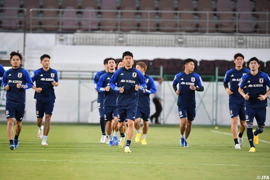 日本サッカー協会さんのインスタグラム写真 - (日本サッカー協会Instagram)「. 🔹𝗦𝗔𝗠𝗨𝗥𝗔𝗜 𝗕𝗟𝗨𝗘🔹  『FIFAワールドカップ26アジア2次予選 兼AFCアジアカップサウジアラビア2027予選』シリア戦に向けて、トレーニングをスタートしました⚽️  ⚔️NEXT MATCH⚔️ 🏆FIFA #ワールドカップ 26アジア2次予選 兼 AFC #アジアカップ サウジアラビア2027予選 🗓️11.21(火) ⌚️23:45(🇯🇵) 🆚シリア代表🇸🇾 🏟Prince Abdullah AlFaisal Stadium(サウジアラビア)  詳しい試合情報はプロフィールのJFA公式サイト『JFA.jp』から✍️  #AsianQualifiers #夢への勇気を #SAMURAIBLUE #jfa #daihyo #サッカー日本代表 #サッカー #soccer #football #⚽️」11月19日 13時30分 - japanfootballassociation