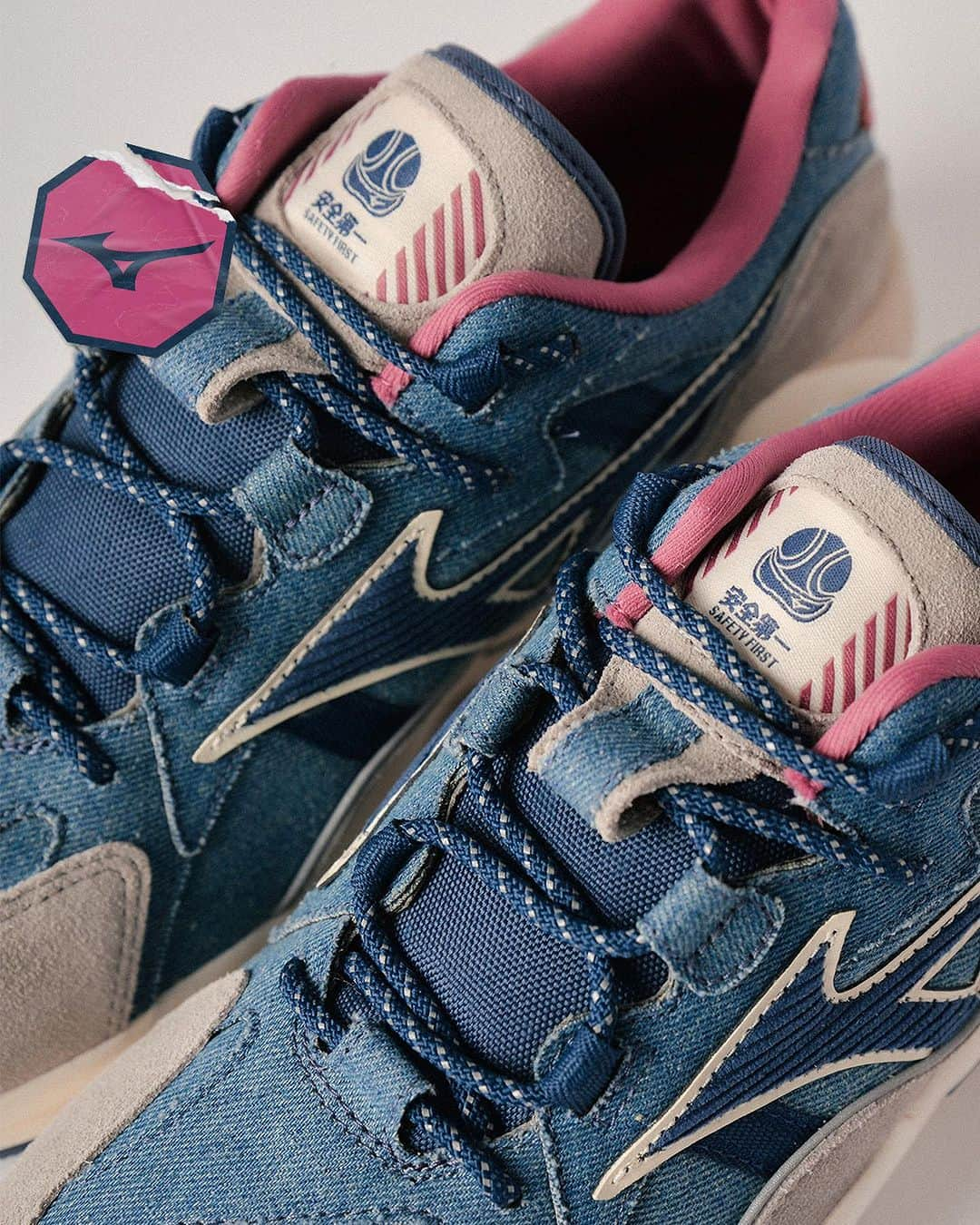 MIZUNO1906 Official Accountのインスタグラム：「【NIKKA POKKA Pack】  日本の建設現場とそこで働く人々の姿勢から着想を得た”NIKKA POKKA”パック。  1997年に「Mizuno」が誇る革新的なテクノロジー「MIZUNO WAVE」を初めて搭載したパフォーマンスシューズとして発表された「WAVE RIDER」。 ミズノスポーツスタイルとして2018年春夏モデルとして復刻し、多くのパートナー・スニーカーファンから注目を受けてきた。  1995年にトレーニングシーンやタウンユースも想定され発売された「CONTENDER」もまた、2021年春夏モデルとして復刻を遂げてから今日に至るまで、数々のコラボレーションモデルのベースにも採用され話題を呼んでいる。  今作はそんなミズノスポーツスタイルのアイコニックな2モデルを、日本の建設現場とそこで働く人々の姿勢から着想を得たコンセプトパックとしてラインナップする。  アッパーはデニムやコーデュロイ、天然スエードに、リフレクティブパーツを組み合わせ、パープルとグリーンのカラーアクセントを取り入れることで、機能とファッションの両立を追求した「ニッカポッカ」から着想されたプレミアムな仕様に仕上げている。  また日本語で「安全第一」と書かれたシュータンや反射糸を使ったシューレース、スプレー加工を施したアウトソールなど、ディテールをふんだんに盛り込み、コンセプトを表現している。  ■商品名■ ①WAVE RIDER 1 ②CONTENDER  ■品番/カラー■ ①D1GA2380/01 デニムブルー×インディゴ×ワイン ②D1GA2367/01 デニムブルー×インディゴ×ワイン  ■サイズ■ 23.0～28.0、29.0cｍ（ハーフサイズあり）  ■価格■ ①¥19,800（本体価格¥18,000） ②¥15,400（本体価格¥14,000）  @mizuno_sportstyle  @mizuno_sportstyle_hk  @mizuno_sportstyle_tw   #WAVERIDER1 #CONTENDER #mizuno #mizunotokyo #mizunoosaka #mizunoshinsaibashi #mizunokyoto #mizunoshop #mizunosportstyle #lifestyleshoes #美津濃 #ミズノ #ライフスタイル #シューズ #スニーカー #靴 #安全第一 #デニム」