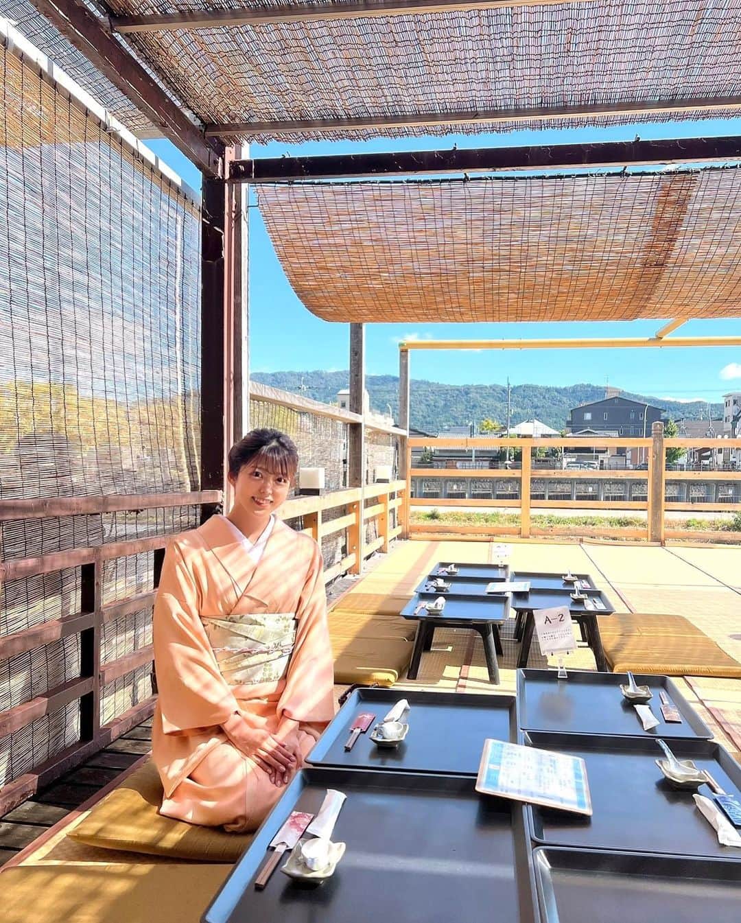 村上麻莉奈のインスタグラム：「夏っぽい写真を投稿しそびれてるうちに季節がグンと進んでしまった😶‍🌫️ ・ ・ ・ #京都川床 #京都川床ランチ #夏の京都 #秋の京都 #川床 #川床ランチ #着物で京都 #鴨川#鴨川ランチ #kimono #kimonogirl」