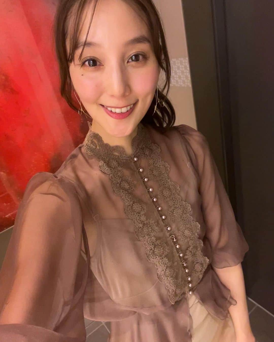 高田有紗のインスタグラム：「加工アプリに頼らず盛れた気がするっ!‪୧(՞o̴̶̷̤ ̫o̴̶̷̤ ՞)و‬  コーディネートがわかるように撮りたかったんだけど、、写せる鏡がなかった。。  2枚目でギリ映ってるかな>< このシャンパンカラーのサテンスカートも、本当に可愛くて🥹 ヒカリエ限定で、在庫もまだ少しあったと思うので、気になる方お揃いにしましょ✌  ブラウスはラベルエチュードで、昔色違いで買ったのを長く愛用してます🥰  #ootd #キレイめコーデ #上品コーデ #ファッション」