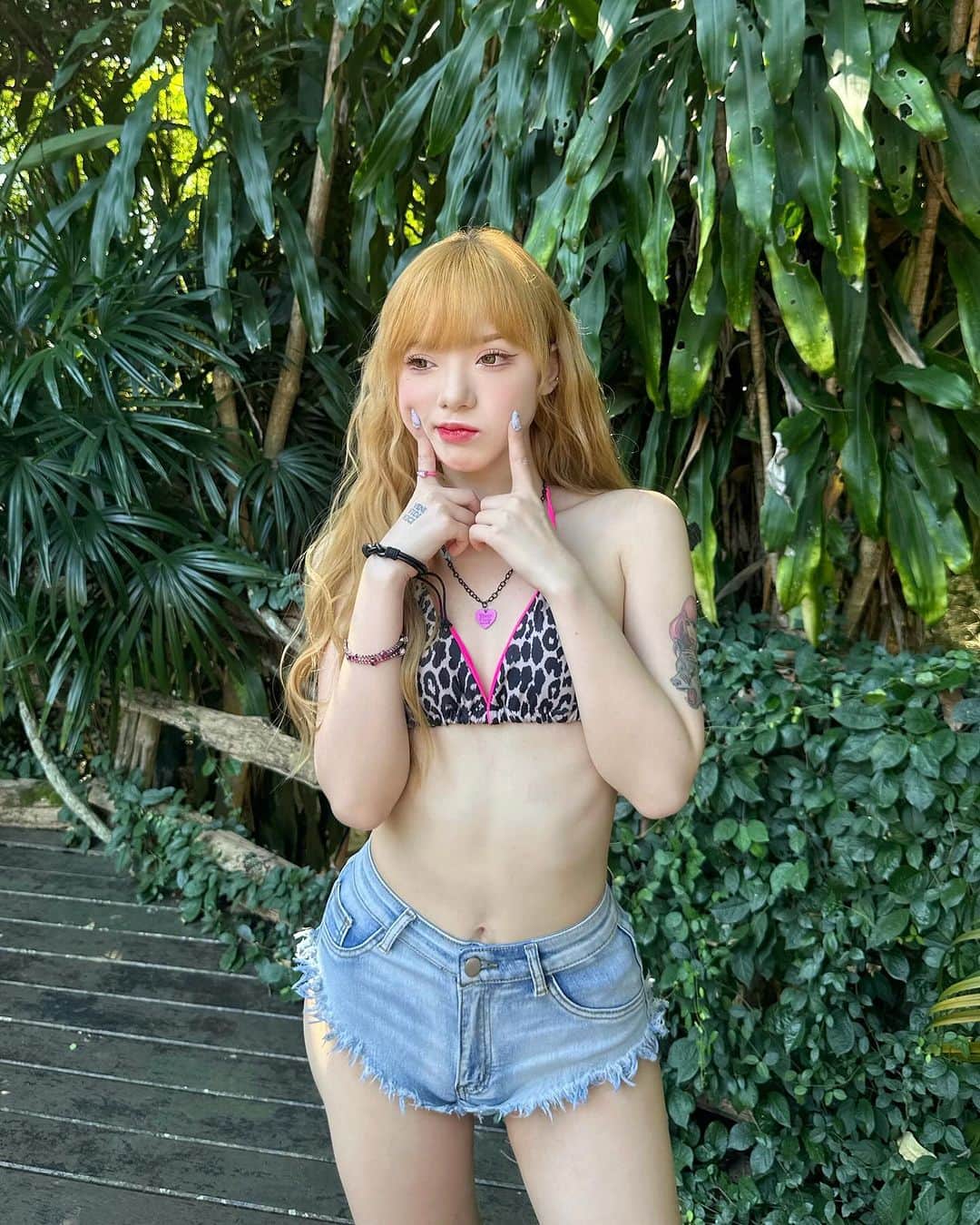 ヤンニーン・ワイゲルのインスタグラム：「ยืนงงในดงดอย รอคอยเธอมีใจ」
