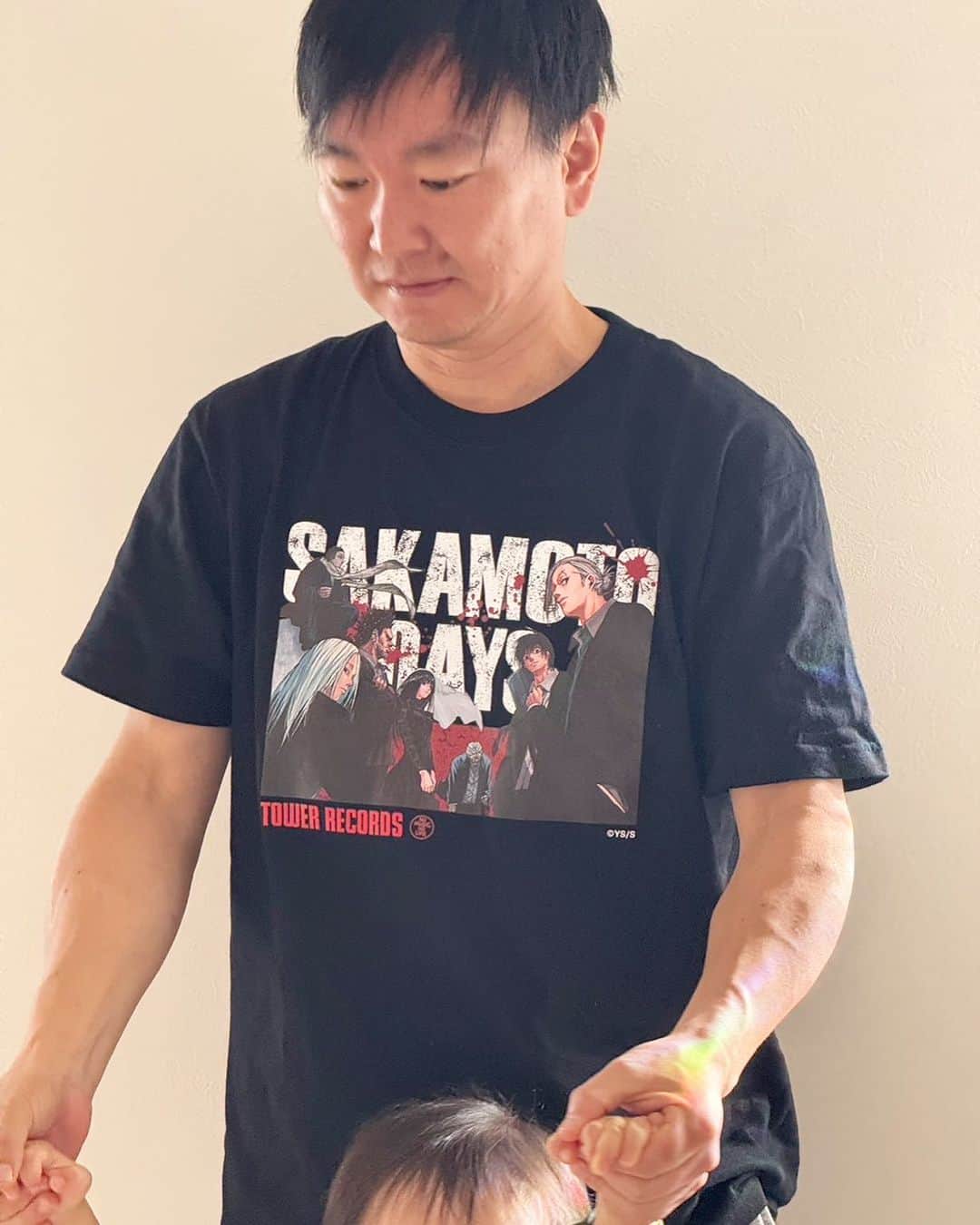 のインスタグラム：「。 昨日は息子2人をつれてショッピングモールに行った  もう次男が恐ろしいほど言うことを聞かず逃げ回る😱😱😱😱😱  へろへろ  次男は歩かない、止まるか走るの2択、、、  ジュースと言った時だけ少し反応がある  あとは基本全無視、、、  息子2人とフードコートでご飯も食べて帰りたかったけど無理無理  まじで汗だく🛀🛀🛀  予定時間より早く家に連れて帰った😂  写真も撮ろうと思ってたけど全然無理😂  家に帰ってから撮ってもらった🛀  SAKAMOTO DAYSのTシャツ😍  めちゃくちゃカッコいい👍  漫画もおもろ過ぎ😱😱😱😱😱  1巻から尻上がりにどんどん面白い🔥  最高です✋  他のTシャツもカッコいいのでまた紹介しまーす✋  #ヴィンテージTシャツ #sakamotodays  #かまいたち山内」