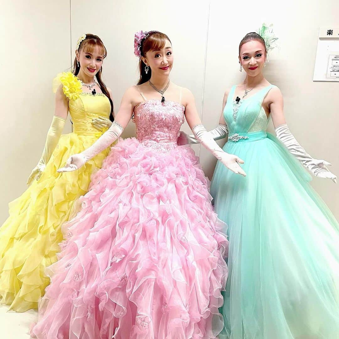 美乃杏花さんのインスタグラム写真 - (美乃杏花Instagram)「☆ 昨日は、素敵メンバーとインナーイベントの本番でした！  鳴海じゅんさん・毬穂えりなさん・綺華れいちゃん・珠まゆらちゃん・美乃杏花の５人でたっぷり１時間の ショーをお届けしました。  娘役３人は、マカロンみたいな色のドレス😊 このパステルカラー好き〜🩷💚💛  久しぶりにとても大きなステージ！  幕開きから、お客様も大盛り上がり🙌  客席周りでは元気よくハイタッチもしてくれて、ご参加の皆様と楽しいひとときを過ごす事が出来ました。  このような素敵なご縁を頂けた事に 心から感謝しております。  お世話になりましたスタッフの皆様、そしてお稽古から楽しい時間を過ごせた出演者の皆様、ありがとうございました🙏💕  またこのような機会がありますようにと願って、これからも精進して参ります。  #インナーイベント #本番 #宝塚ogショー #素敵メンバー #尊敬する皆様 #元宝塚歌劇団 #宝塚og #鳴海じゅん #毬穂えりな #綺華れい #珠まゆら #美乃杏花」11月19日 13時40分 - yoshinokyoka.81