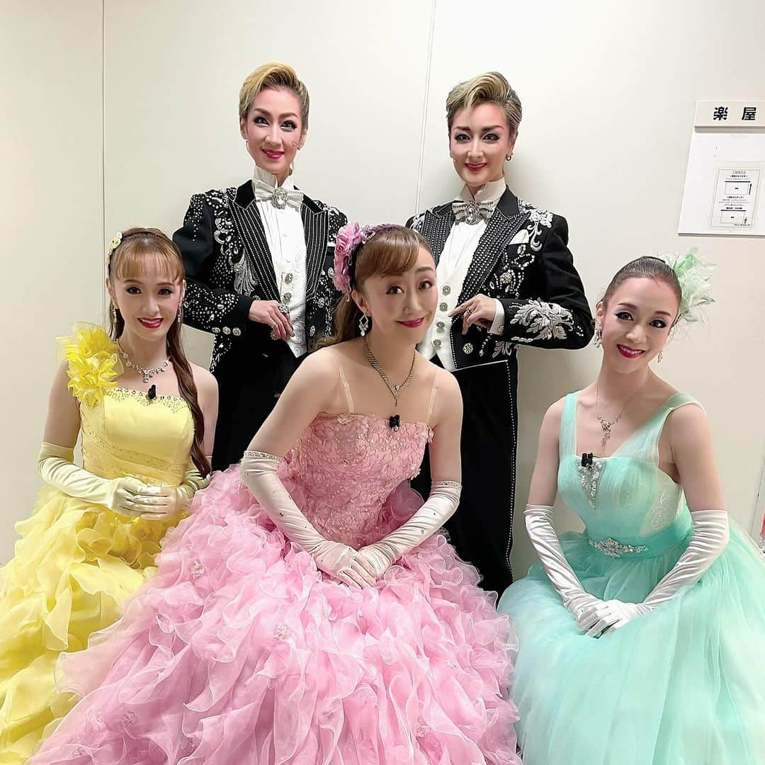 美乃杏花さんのインスタグラム写真 - (美乃杏花Instagram)「☆ 昨日は、素敵メンバーとインナーイベントの本番でした！  鳴海じゅんさん・毬穂えりなさん・綺華れいちゃん・珠まゆらちゃん・美乃杏花の５人でたっぷり１時間の ショーをお届けしました。  娘役３人は、マカロンみたいな色のドレス😊 このパステルカラー好き〜🩷💚💛  久しぶりにとても大きなステージ！  幕開きから、お客様も大盛り上がり🙌  客席周りでは元気よくハイタッチもしてくれて、ご参加の皆様と楽しいひとときを過ごす事が出来ました。  このような素敵なご縁を頂けた事に 心から感謝しております。  お世話になりましたスタッフの皆様、そしてお稽古から楽しい時間を過ごせた出演者の皆様、ありがとうございました🙏💕  またこのような機会がありますようにと願って、これからも精進して参ります。  #インナーイベント #本番 #宝塚ogショー #素敵メンバー #尊敬する皆様 #元宝塚歌劇団 #宝塚og #鳴海じゅん #毬穂えりな #綺華れい #珠まゆら #美乃杏花」11月19日 13時40分 - yoshinokyoka.81