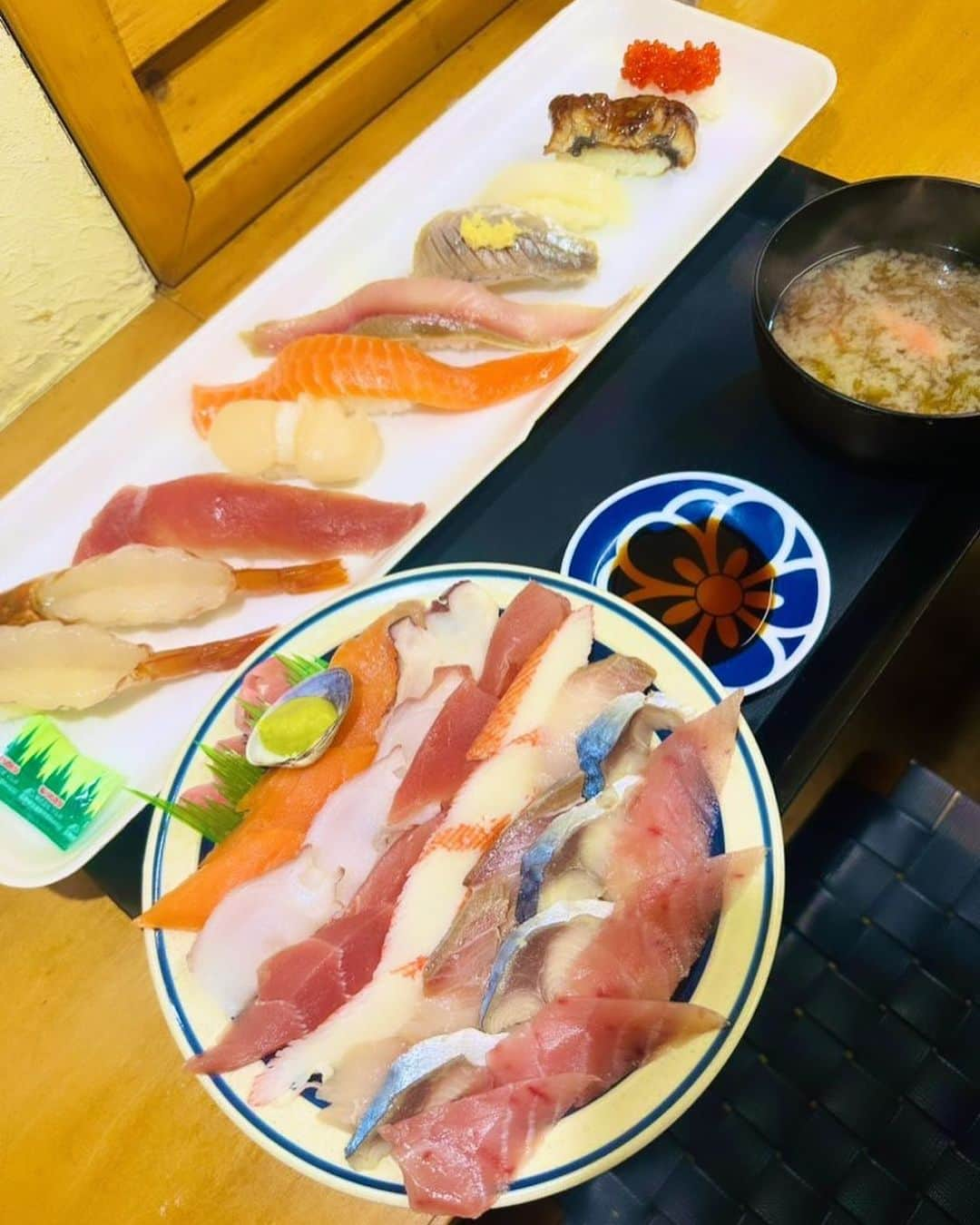 美川憲二さんのインスタグラム写真 - (美川憲二Instagram)「札幌、食の大谷翔平よ〜😃😋⚾️⚾️🍴✨✨✨✨✨✨✨✨✨✨✌️✌️  札幌初の　食の二刀流‼️  「みゆきちゃん定食」にお邪魔して💨  みゆきちゃん定食名物‼️  海鮮丼とお寿司🍣🍣🍣の二刀流‼️を  いただきりんこ😋🍣🍣🍣  しかもこのボリュームで　2000円‼️😍💓💓💓  コスパ最高‼️  どんだけ〜🥹😳😳😳😃👍👍👍  お味も　新鮮で　旨、旨だったわよ〜🥰💕💕💕💕💕💕💕  食の大谷翔平‼️  食の大谷翔平‼️  それそれ〜😃😋⚾️⚾️⤴️⤴️ #みゆきちゃん定食  #食の大谷翔平 #大谷翔平  #二刀流 #海鮮丼 #握り寿司  #2000円 #コスパ最高  #ボリューム満点  #新鮮で美味しい  #ルンルンランチ #美川憲一 #美川憲二 #ヒデコフランセスカ #オネェ系 #ものまね」11月19日 13時41分 - mikawakenji