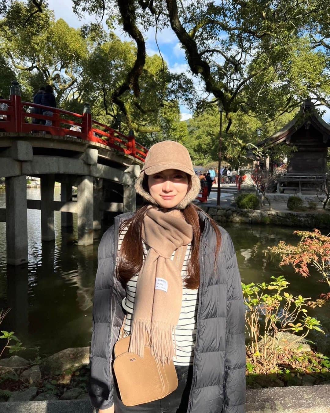 あゆみさんのインスタグラム写真 - (あゆみInstagram)「太宰府天満宮⛩ . 子供の頃から手を合わせるときのお願い事はいつも同じ📿寒くなると私の大きい前向きの耳が凍るからBEAMSで見つけた守ってくれそうな帽子で防寒はじめました 冬服忘れてユニクロで買ってMシール取るの忘れてこの日一日中つけてたよ〜笑 . #太宰府天満宮 #福岡 #旅行」11月19日 13時42分 - ayumiiii26