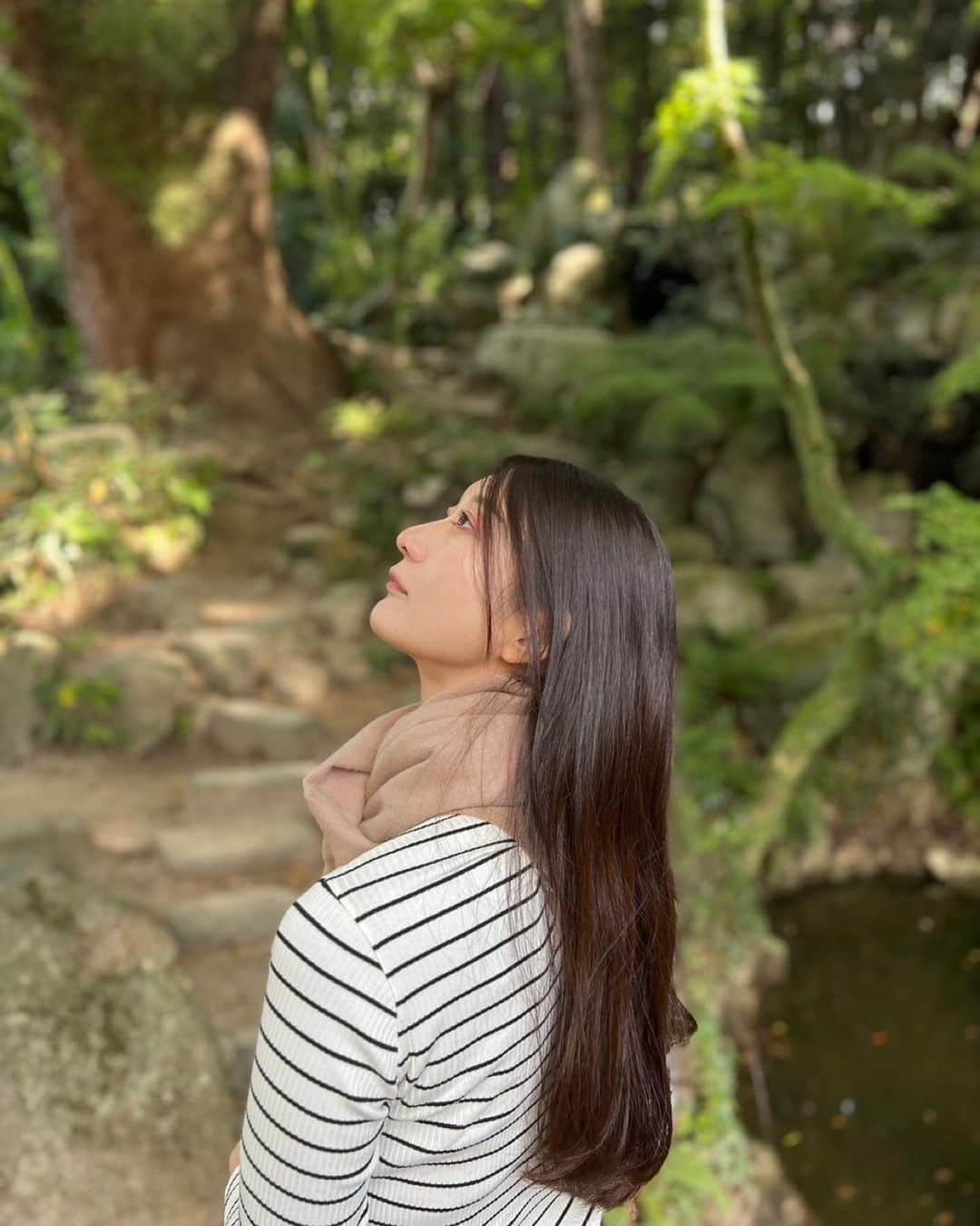 あゆみのインスタグラム：「太宰府天満宮⛩ . 子供の頃から手を合わせるときのお願い事はいつも同じ📿寒くなると私の大きい前向きの耳が凍るからBEAMSで見つけた守ってくれそうな帽子で防寒はじめました 冬服忘れてユニクロで買ってMシール取るの忘れてこの日一日中つけてたよ〜笑 . #太宰府天満宮 #福岡 #旅行」