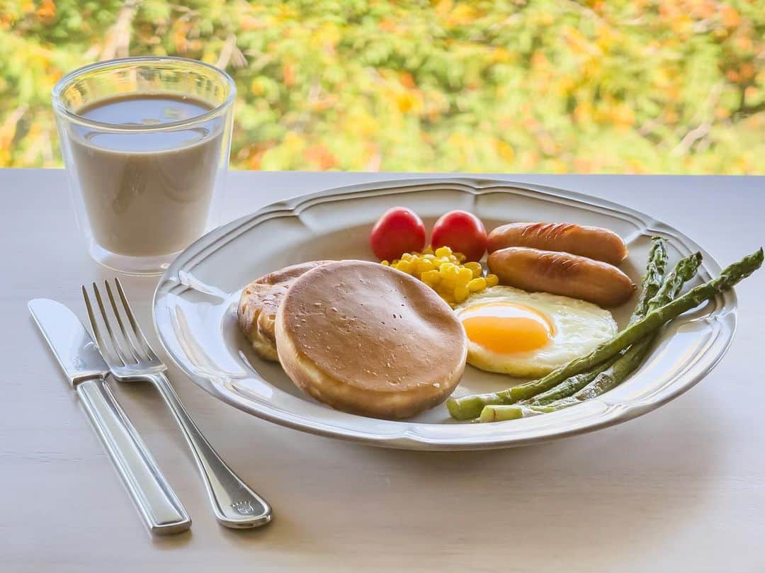 haru.のインスタグラム：「. こんにちは〜☀️ 今日のブランチは厚焼きパンケーキのワンプレート。 食べたら満腹であっという間に眠く…💤 . 箱根の自宅周辺も木々が色づいてきました。 もうそろそろ紅葉見頃かしら…？ 毎日窓から山々を眺めるのが楽しい季節です🍁 . 日曜日だけどお仕事がんばろ♩ . . . #箱根 #移住生活」