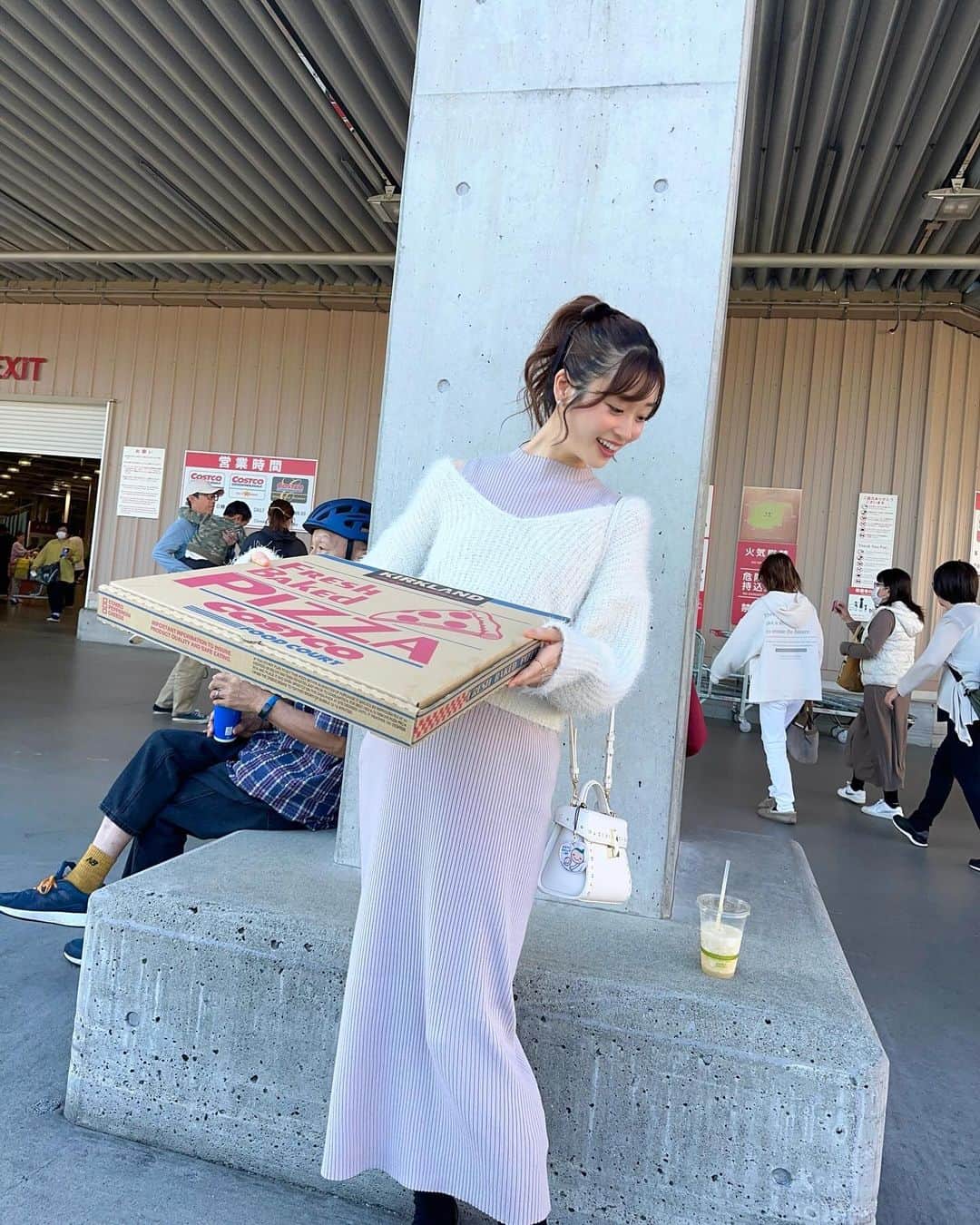 牧野結美さんのインスタグラム写真 - (牧野結美Instagram)「はじめてのCostcoへ🛒❤️  Costcoはおいしそうなものがたくさん並んでて 誘惑がすごくて… 何かうれしそうな写真になった🫠🫶🏻笑  Knit… @naturalbeautybasic_official  bag… @celford_official  ribbon… @room_rakuten   ストーリーズにアップしたら、 たくさんのDMやお揃い報告をいただいた シャギーニットセットワンピースは、 #ナチュラルビューティーベーシック のもの🌸  よーく見ると、モケモケニットには 細やかなラメ糸が編み込まれていて可愛いです♡  #naturalbeautybasic #ニットワンピース #ニットワンピースコーデ #ニットコーデ #大人可愛いコーデ #大人フェミニン #大人フェミニンコーデ #妊娠10ヶ月 #マタニティコーデ #男の子ママ #臨月妊婦 PR」11月19日 13時46分 - yumi_makino_