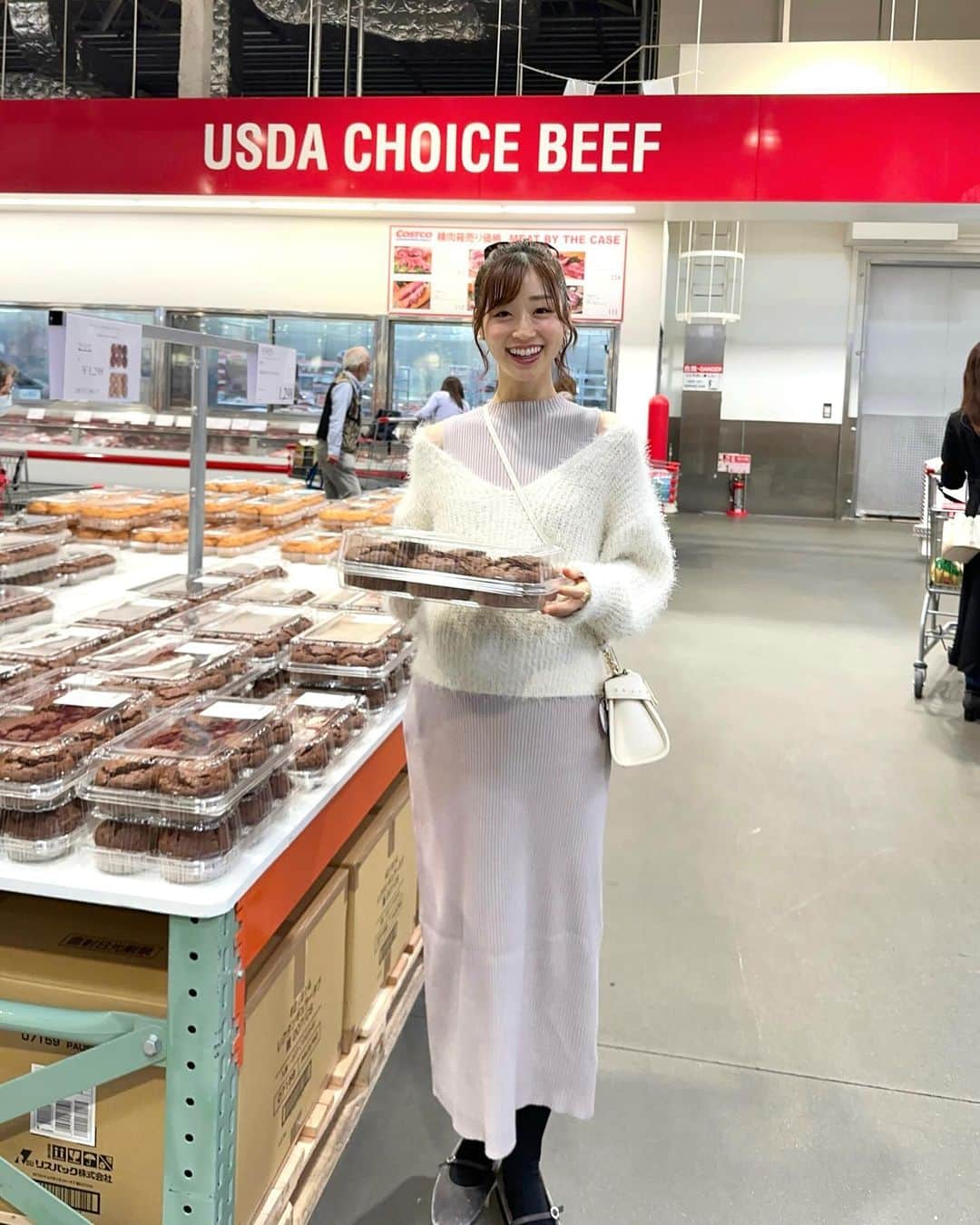 牧野結美さんのインスタグラム写真 - (牧野結美Instagram)「はじめてのCostcoへ🛒❤️  Costcoはおいしそうなものがたくさん並んでて 誘惑がすごくて… 何かうれしそうな写真になった🫠🫶🏻笑  Knit… @naturalbeautybasic_official  bag… @celford_official  ribbon… @room_rakuten   ストーリーズにアップしたら、 たくさんのDMやお揃い報告をいただいた シャギーニットセットワンピースは、 #ナチュラルビューティーベーシック のもの🌸  よーく見ると、モケモケニットには 細やかなラメ糸が編み込まれていて可愛いです♡  #naturalbeautybasic #ニットワンピース #ニットワンピースコーデ #ニットコーデ #大人可愛いコーデ #大人フェミニン #大人フェミニンコーデ #妊娠10ヶ月 #マタニティコーデ #男の子ママ #臨月妊婦 PR」11月19日 13時46分 - yumi_makino_