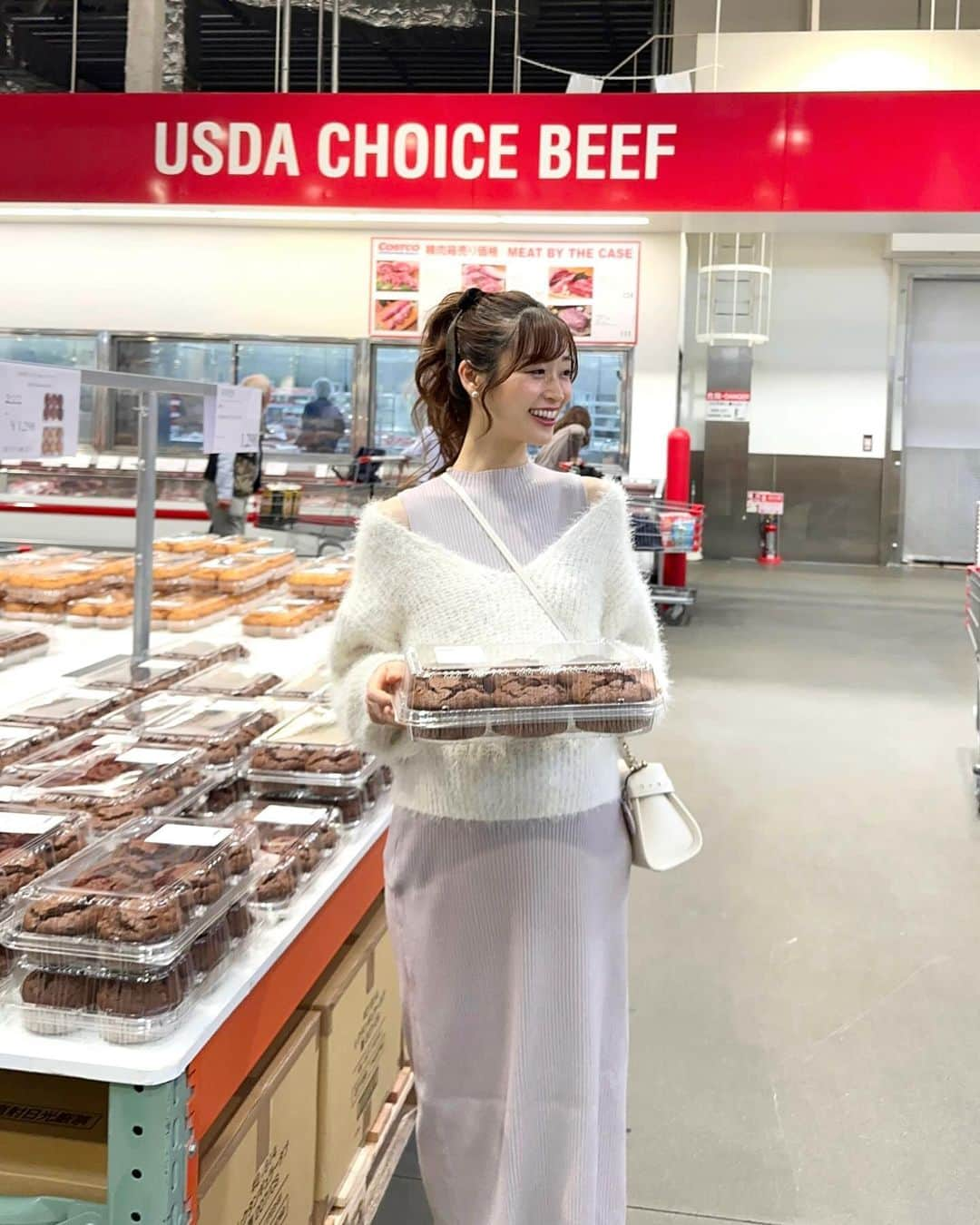 牧野結美のインスタグラム：「はじめてのCostcoへ🛒❤️  Costcoはおいしそうなものがたくさん並んでて 誘惑がすごくて… 何かうれしそうな写真になった🫠🫶🏻笑  Knit… @naturalbeautybasic_official  bag… @celford_official  ribbon… @room_rakuten   ストーリーズにアップしたら、 たくさんのDMやお揃い報告をいただいた シャギーニットセットワンピースは、 #ナチュラルビューティーベーシック のもの🌸  よーく見ると、モケモケニットには 細やかなラメ糸が編み込まれていて可愛いです♡  #naturalbeautybasic #ニットワンピース #ニットワンピースコーデ #ニットコーデ #大人可愛いコーデ #大人フェミニン #大人フェミニンコーデ #妊娠10ヶ月 #マタニティコーデ #男の子ママ #臨月妊婦 PR」