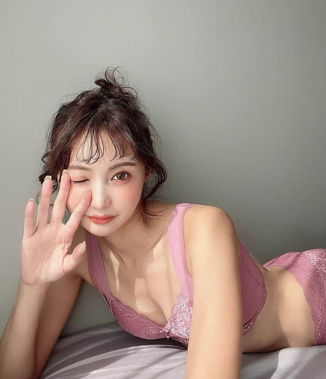 高崎モモコ さんのインスタグラム写真 - (高崎モモコ Instagram)「かわいい色味のふんわりルームブラSET👙 . . 👙【Angellir】 @angellir_jp . . ふんわりルームブラ×キュッとふんわりショーツを着用しました🤍 . . カラーはアンティークピンクでおしゃれな色味💐 寝る時に快適＋機能性の高い下着を付けたくてナイトブラは前から着用していたけど #angellir のものは着心地抜群でデザインも可愛いので気に入っています◎ ショーツは着圧になっていて素材はふんわりしていながらもしっかり桃尻になるようにホールドしてくれます🍑✨ . カラー展開が豊富なので自分に合う下着を見つけてみてください👼 ブラックフライデーでキャンペーン中だよ！ . .  #angellir #ふんわりルームブラ #ナイトブラ #ルームブラ #アンジェリール #バストケア #キュッとふんわりショーツ #着圧ショーツ #育乳補正ナイトブラといえばルームブラ」11月19日 13時52分 - momoko_takasaki