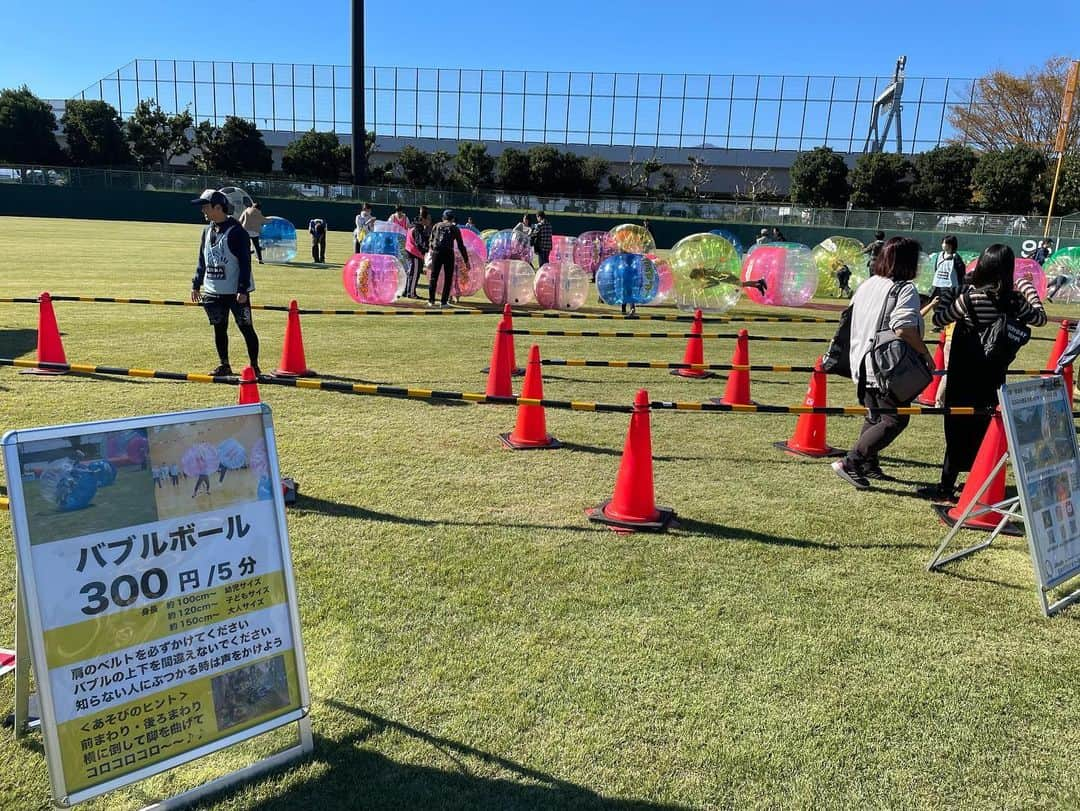 海老名市さんのインスタグラム写真 - (海老名市Instagram)「「えびな市民まつり2023」開催してます！   「スポーツランド（野球場）」では、特大ビニールボールで転がるバブルボール（１回300円）や、アメフト体験、防災スポーツ体験などができます。 みんなで体を動かしましょう🏃   #好きです海老名 #住みたい住み続けたいまち海老名 #海老名 #神奈川 #ebina #えびな市民まつり #市民 #祭 #秋 #スポーツ #バブルボール #防災スポーツ」11月19日 14時01分 - ebina_official