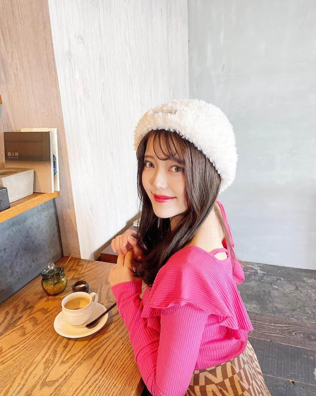 山田あかりのインスタグラム：「@shein_japan コーデで そらしと珈琲に行ってきたよ♥ グァテマラ珈琲がフルーティで飲みやすかった☕️ また行きたいな♥  トップス #FRIFUL SHEINにある日本人向けのブランド🌸 ブルベ冬に絶対似合う青みピンクがかわいい♡ ID:23145617  ニット もこもこで毛も抜けないし、あったか激かわ🐱♥ この冬沢山使おうと思う！ 色も真っ白でかわいい♡ ID:16460694  11月17日から11月27日までSHEINのBLACK FRIDAYセールが開催中だよ♡ SHEIN30万点以上が最大90%OFFだから今が買い時だよ🐰♥  SALEでかなり安くなるのにさらに安く買えるクーポンコード貰ったからよかったらどうぞ☺️  クーポン:23BF79  ※0-5999円で15%オフ 6000円以上のご購入で20％オフ 利用期限:2023年11月10日〜2023年12月31日 ※SHEINアカウント１つにつき三回までクーポンが使えるよ♥  #PR #SHEINblackfriday  #SHEINGoodFinds  #SHEIN購入品 #BeSHEINモデル #SHEINforAll  #loveshein #FRIFUL #ブルベ冬コーデ #ブルベコーデ #saveinstyle #シーインコーデ #ニット帽 #ニット帽コーデ #ブルベ #ピンクコーデ #sheinクーポン #そらしと珈琲 #愛媛カフェ」