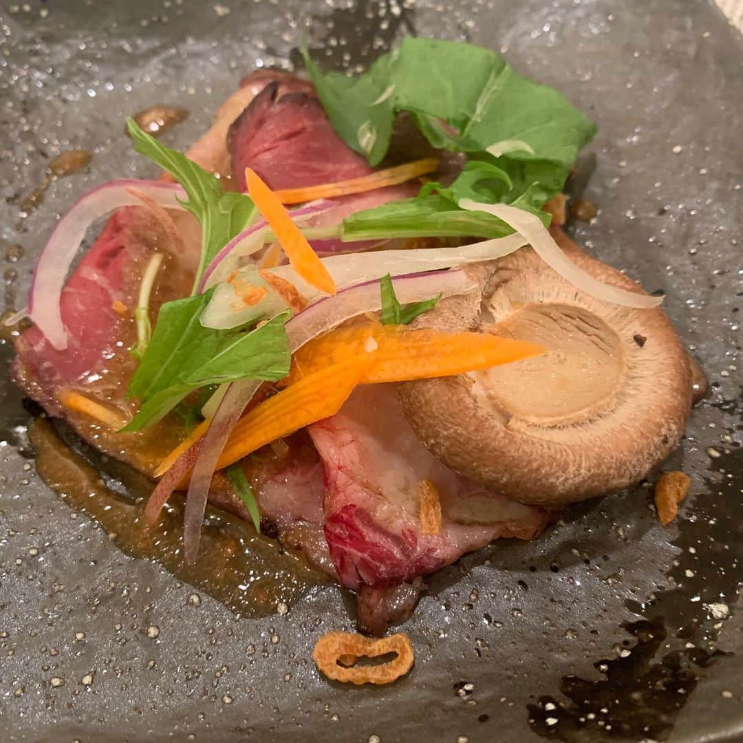 のインスタグラム：「晩飯！！ #出演者スタッフさんと #食事会！ #師匠の隣で晩ご飯！ #魚も肉もいっぱいあったけど #師匠の隣で #2枚しか写真撮れず！ #川西さんとか #亜生に喋ってはるときに #サッと2枚！ #肉うまかったなー！ #茶碗蒸しうまかったなー！ #亜生は気づいてたけど黙ってくれてた！ #師匠も僕がその前に寿司行ってることを #隠してくれはった！ #絆がまた再び強くなった！」