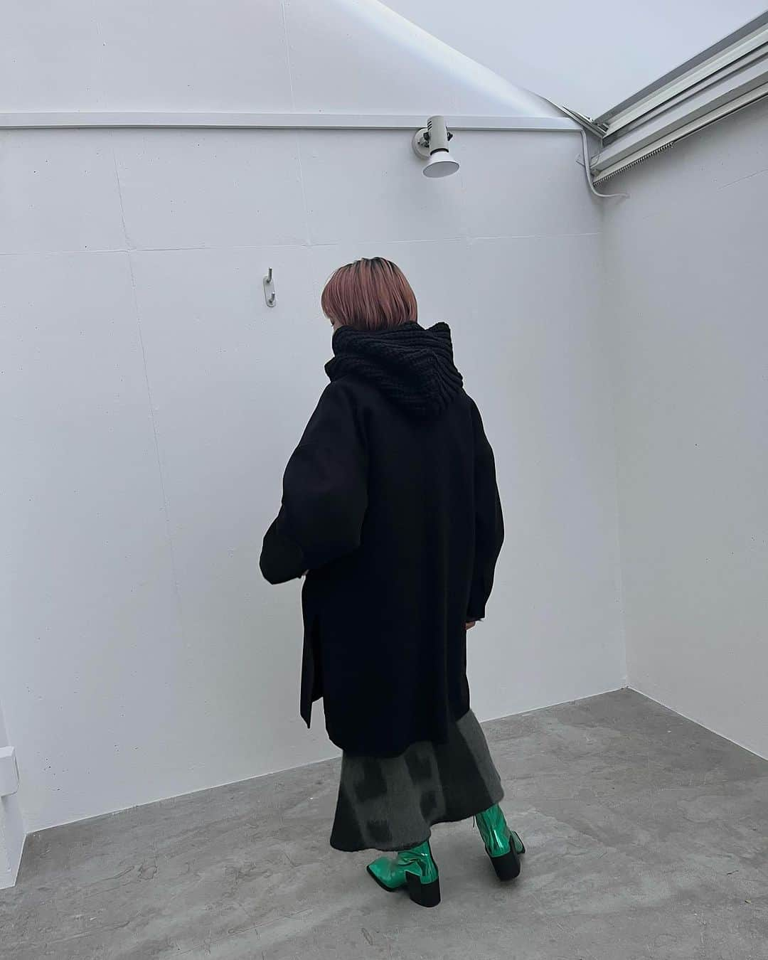 MIDWEST TOKYO WOMENさんのインスタグラム写真 - (MIDWEST TOKYO WOMENInstagram)「. 【Shoes】 jimmy mid Ⅱ @unitednude_japan malachite,gunmetal / 36-41  【Outer】 wool river coat @enfold_official black,blue / size 36,38  【Tops】 origami dyed suri alpaca wool knitted pullover @mamekurogouchi khaki,white / size 1-3  【Skirt】 origami dyed suri alpaca wool knitted skirt @mamekurogouchi khaki,white / size 1-3  【cap】 wool knit hood @kijimatakayuki black,brown,gray  @midwest_tw staff 160cm  ------------------------------------------  MIDWEST TOKYO 東京都渋谷区神南1-6-1 ☎︎03-5428-3171 ✉︎tokyo_w@midwest.jp  月〜土 12:00〜20:00 日・祝 11:00〜19:00  商品に関してのご質問、その他ございましたら お気軽にコメント、DMください。」11月19日 14時01分 - midwest_tw