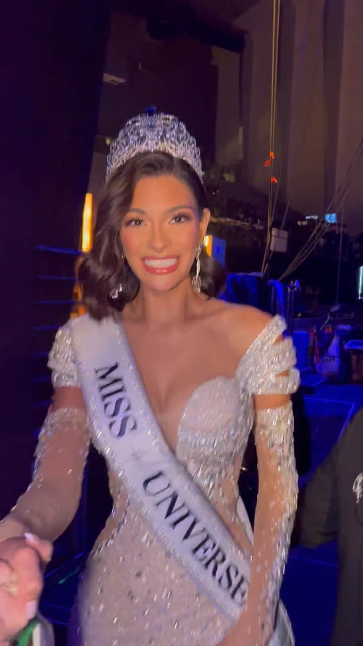 オリビア・カルポのインスタグラム：「Our new @missuniverse 🤍」