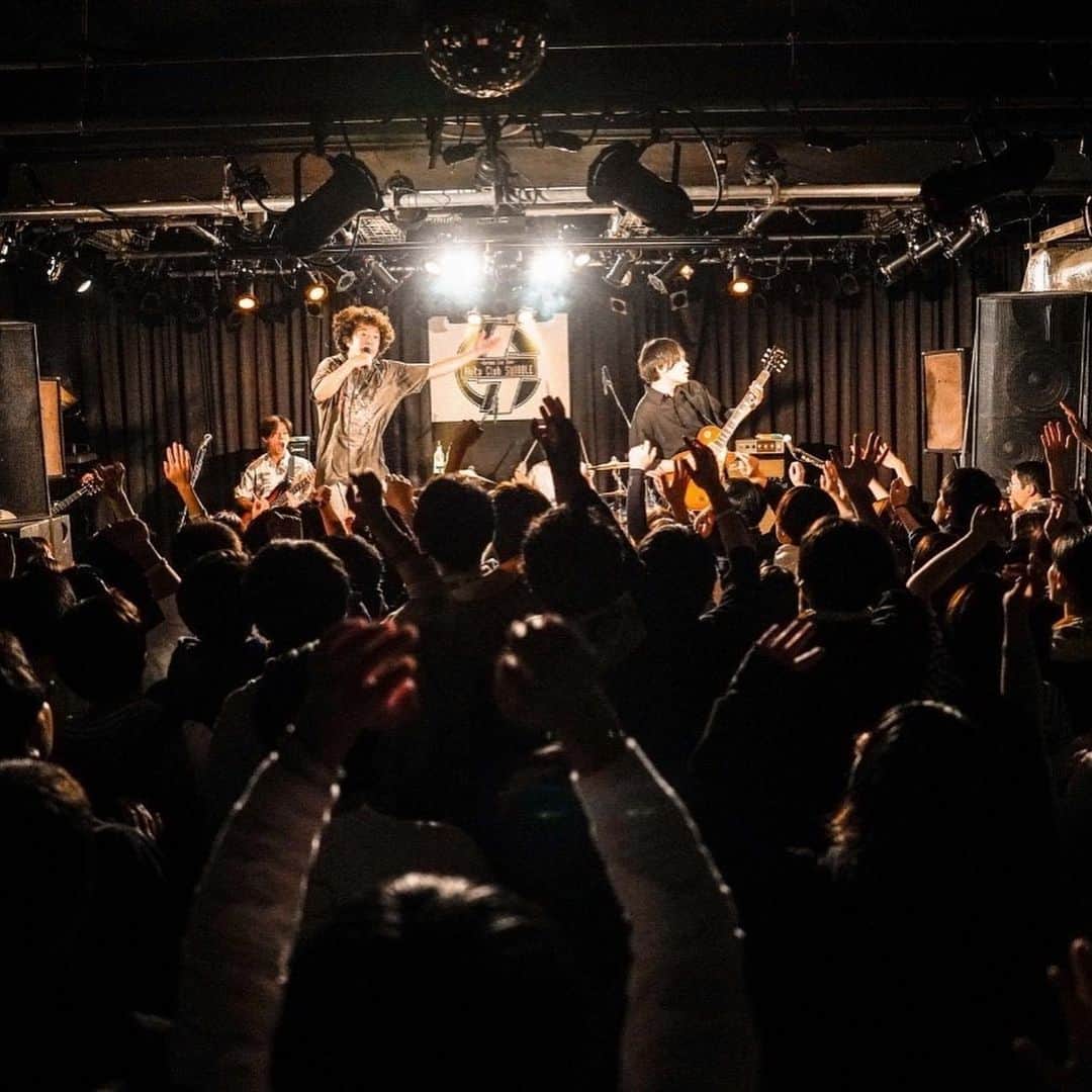 谷口鮪さんのインスタグラム写真 - (谷口鮪Instagram)「秋田club swindle！ ライブハウスのこの距離が好きだ。 Photo by @akaikai_69」11月19日 14時01分 - taniguchi_maguro
