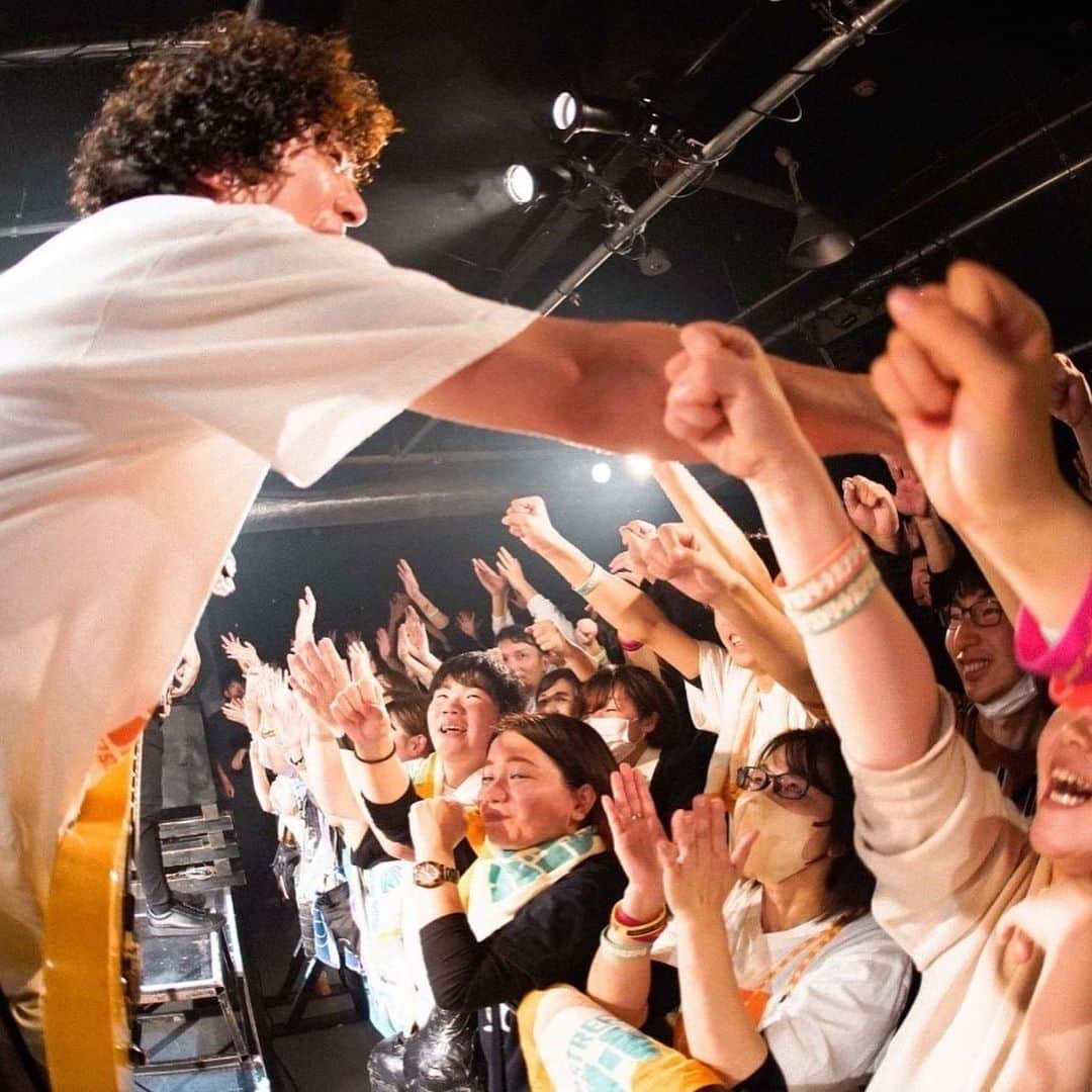 谷口鮪のインスタグラム：「秋田club swindle！ ライブハウスのこの距離が好きだ。 Photo by @akaikai_69」