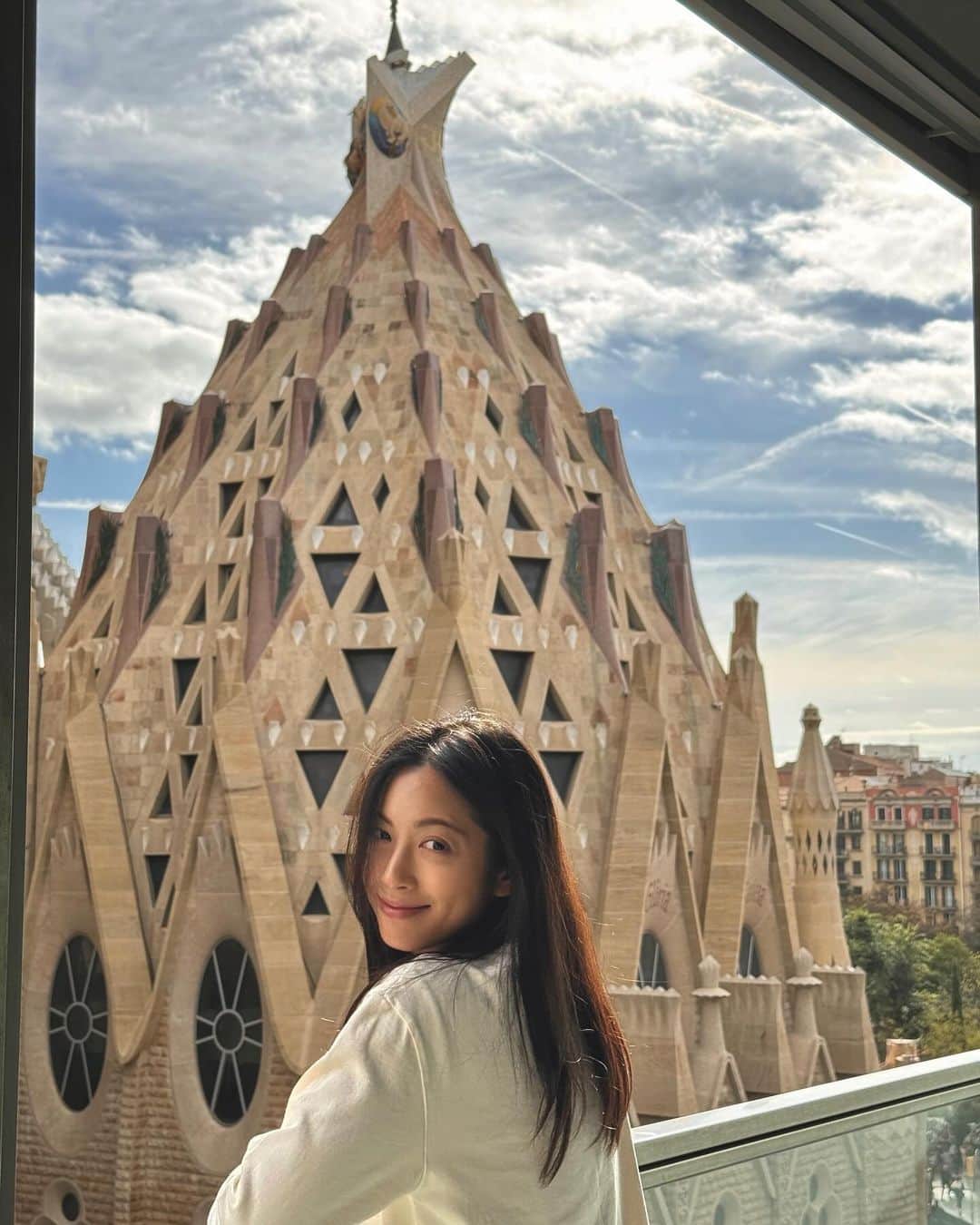 パン・ソヨンさんのインスタグラム写真 - (パン・ソヨンInstagram)「✨ 바르셀로나 숙소 뷰가 엄청나구나  바르셀로나는 날씨가 매우 좋아요  #barcelona #spain #sagradafamilia #여행 #travel  #바르셀로나 #스페인 #사그라다파밀리아 #가족성당 #2023」11月19日 14時10分 - banso