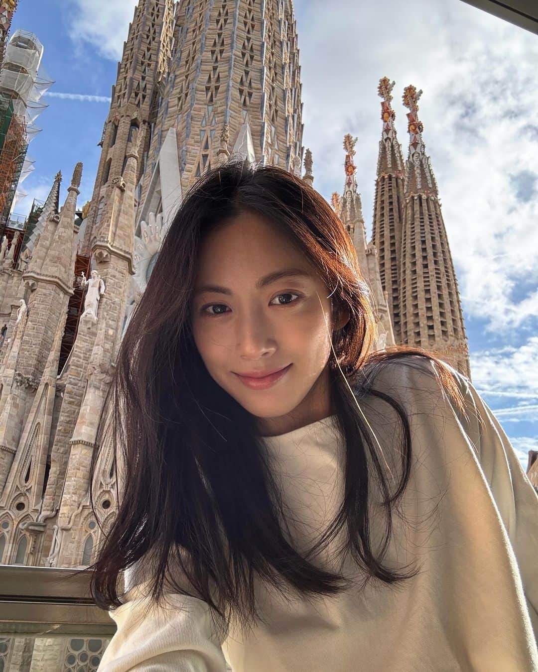 パン・ソヨンさんのインスタグラム写真 - (パン・ソヨンInstagram)「✨ 바르셀로나 숙소 뷰가 엄청나구나  바르셀로나는 날씨가 매우 좋아요  #barcelona #spain #sagradafamilia #여행 #travel  #바르셀로나 #스페인 #사그라다파밀리아 #가족성당 #2023」11月19日 14時10分 - banso