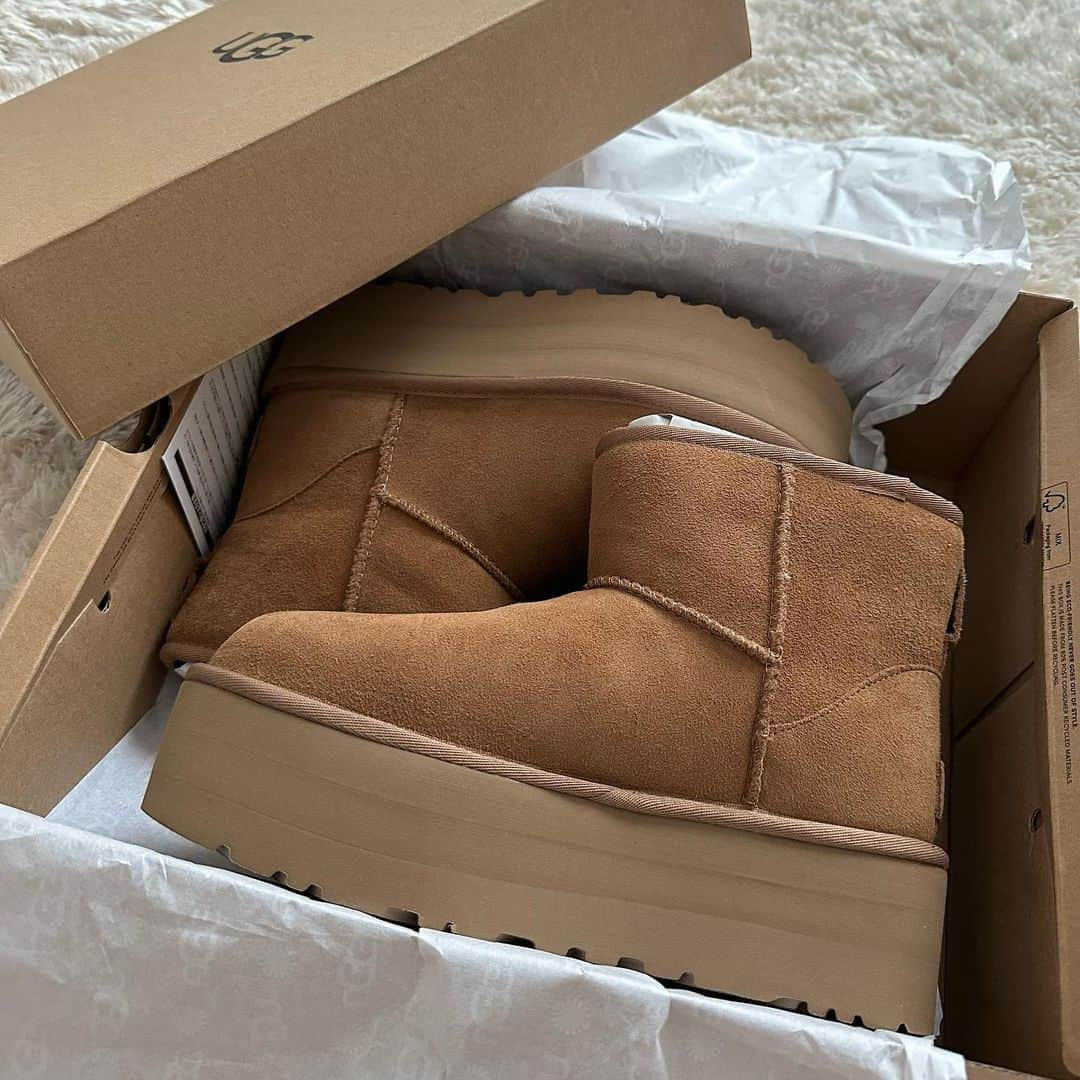 二宮璃子のインスタグラム：「@uggjapan の厚底ブーツ🤎✨ 可愛過ぎて履いててテンション上がるっ！！！ 厚底だけど歩きやすいし軽い🤎 今年の冬は沢山履こう〜⛄️❄️  #ugg #uggboots #UGGブーツ #厚底ブーツ」