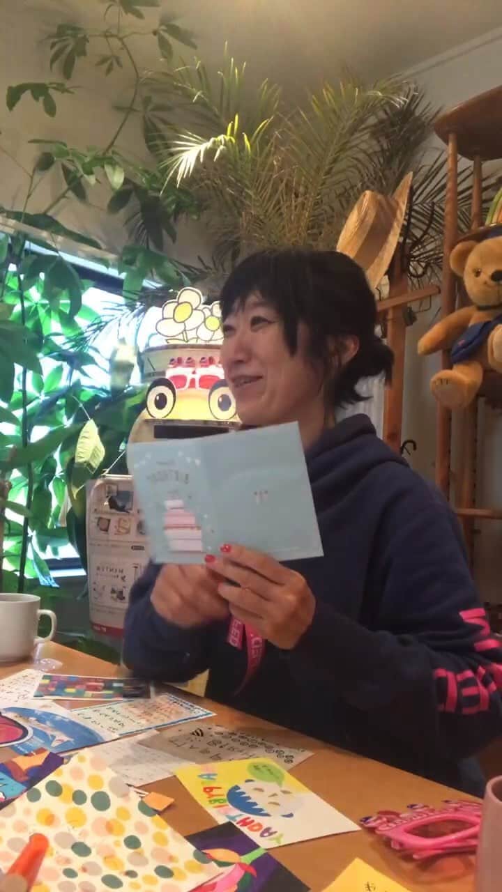 大宮エリーのインスタグラム：「たくさんお祝いのハピバカードありがとうございます！ なるほどなあ。 勉強になります！ 48歳まであと3日。 #お手紙講座」
