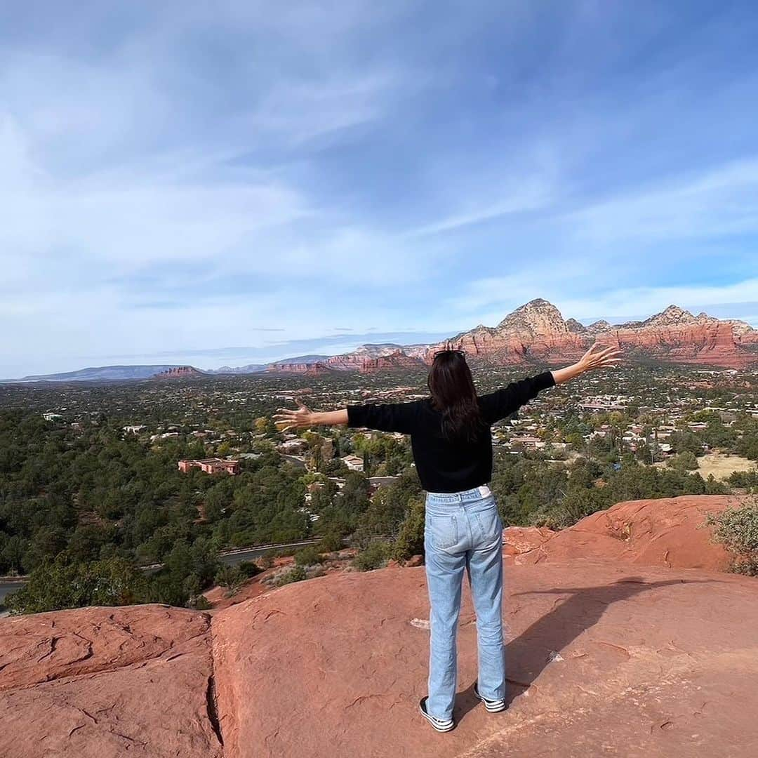 中川聴乃のインスタグラム：「Sedona⛰️ 大自然のエネルギーをふんだんに浴びてきました☀️ 最高😆  #アメリカ #アリゾナ #セドナ #世界一のパワースポット #自然デトックス #心身共に整える #自然に癒される」