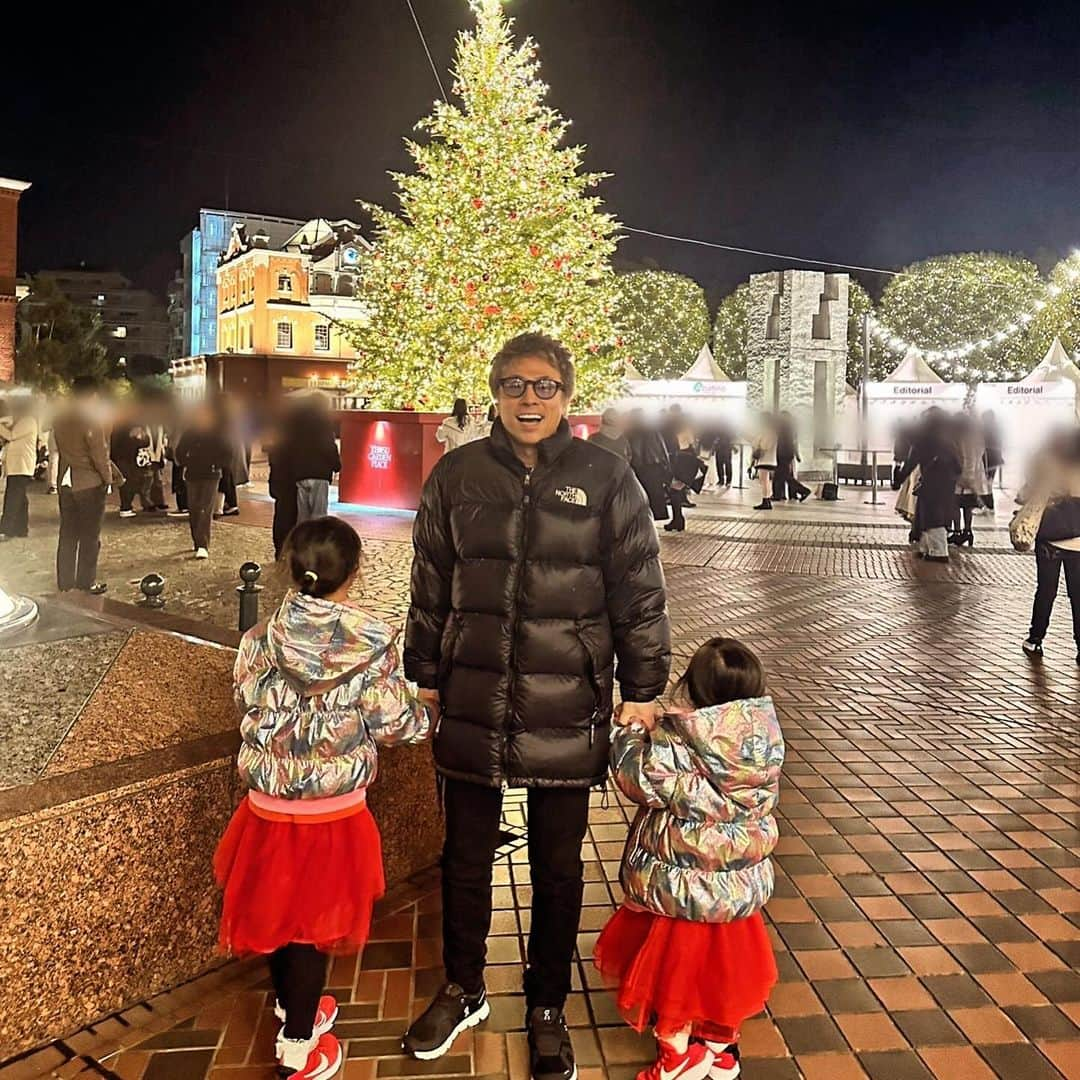 田村淳のインスタグラム：「クリスマスツリー🎄 大きいツリーが見たいということで、恵比寿ガーデンプレイスに行きました。キラキラが大好きな2人の娘とツリーを見れて幸せでした。 なんでこんなに寒いのにあの2人は座ってツリーをずっと見てるの？それは恋をしてるから寒くないんだよ♡そんな会話ができるようになりました^_^  娘たちへ 沢山の人がいて本当はそんな中をワイワイと歩きたかっただろうに…目立たない場所を歩いて、人目を忍ぶような動きで、ツリーを見る時間も少なかったけれど…パパもママも君たちの要望に応えつつ、全員がスマホを持ってる時代に盗撮されるリスクを避ける為のことだから、今は理解できなくても、大きくなった時に理解してくれると嬉しいなぁ✨ 　　　　　　　　　　　パパより」