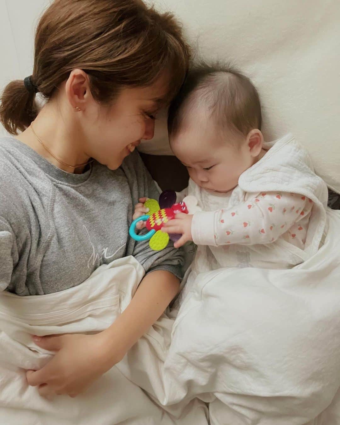 マイコ のインスタグラム：「* 元々横寝が多かったけど 👶🏻と一緒に寝るようになって さらに横向きが増えたので 横寝の姿勢をサポートしてくれる枕を 使ってみてます💤 一緒に枕に頭乗せれるの嬉しい☺️ 入眠まではこのスタイルでお話ししたり 絵本読んだり📚 同じ方ばっかり向いてると、 朝、下になってた方の身体が痛くてw 子供って寝て脱力するとズシって重くなるけど、 たぶん大人もそうだよね。 全体重が片側に乗ってたらそりゃ重いわ😅 寝起きの「あーよっこいしょ」って気持ち、 この枕で軽減されるといいなぁ🥹💭  詳細や購入は、 @cocochi.factory_official を見てね💡 ・ ・ ・ ・ #YOKONEGU#YOKONEGUpremium#睡眠の質#睡眠グッズ#qol#PR」