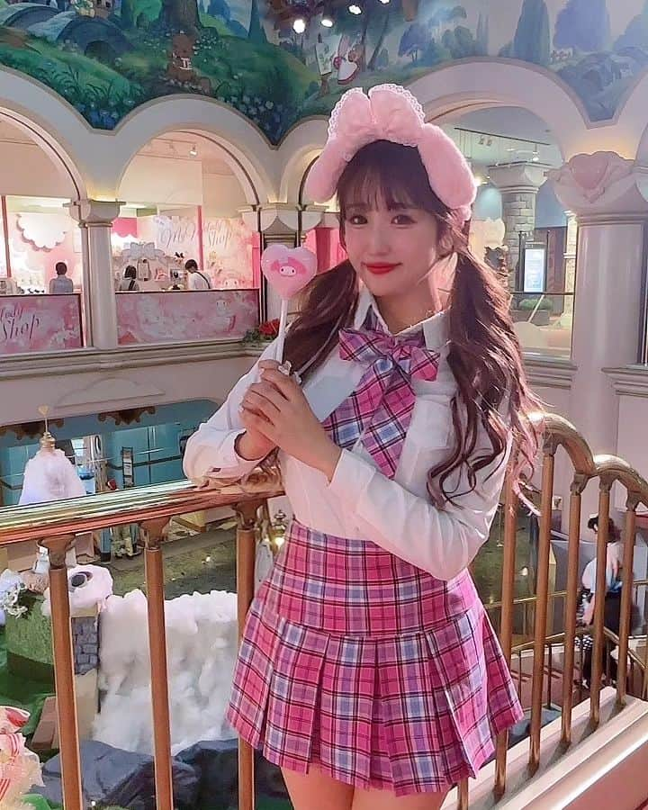 黛実希さんのインスタグラム写真 - (黛実希Instagram)「Japan🇯🇵/Sanrio Puroland 👗@choa_japan  サンリオピューロランド✕CHOA🎀💘🍒 ぴったりすぎだった💕 次はベストとブレザーも着て撮りたいな🎠📸  CHOAの韓国制服って似合わない場所ないかも🤭💓  #韓国制服#choa#制服レンタル#韓国制服レンタル#制服ピューロ#制服サンリオ#교복#교복스타그램#schooluniform#cosplay#코스프레  #サンリオピューロランド#sanriopuroland#산리오퓨로랜드  #サンリオ#sanrio#산리오#クロミ#マイメロ#kuromi#mymelody#쿠로미#마이멜로디#おそろコーデ#双子コーデ#サンリオコーデ#量産#量産型コーデ#量産型ヲタク#量産型」11月19日 14時15分 - candymiiiki