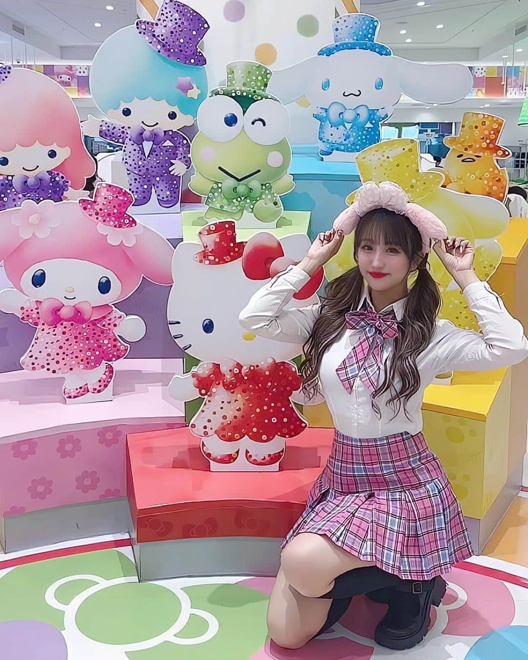 黛実希のインスタグラム：「Japan🇯🇵/Sanrio Puroland 👗@choa_japan  サンリオピューロランド✕CHOA🎀💘🍒 ぴったりすぎだった💕 次はベストとブレザーも着て撮りたいな🎠📸  CHOAの韓国制服って似合わない場所ないかも🤭💓  #韓国制服#choa#制服レンタル#韓国制服レンタル#制服ピューロ#制服サンリオ#교복#교복스타그램#schooluniform#cosplay#코스프레  #サンリオピューロランド#sanriopuroland#산리오퓨로랜드  #サンリオ#sanrio#산리오#クロミ#マイメロ#kuromi#mymelody#쿠로미#마이멜로디#おそろコーデ#双子コーデ#サンリオコーデ#量産#量産型コーデ#量産型ヲタク#量産型」