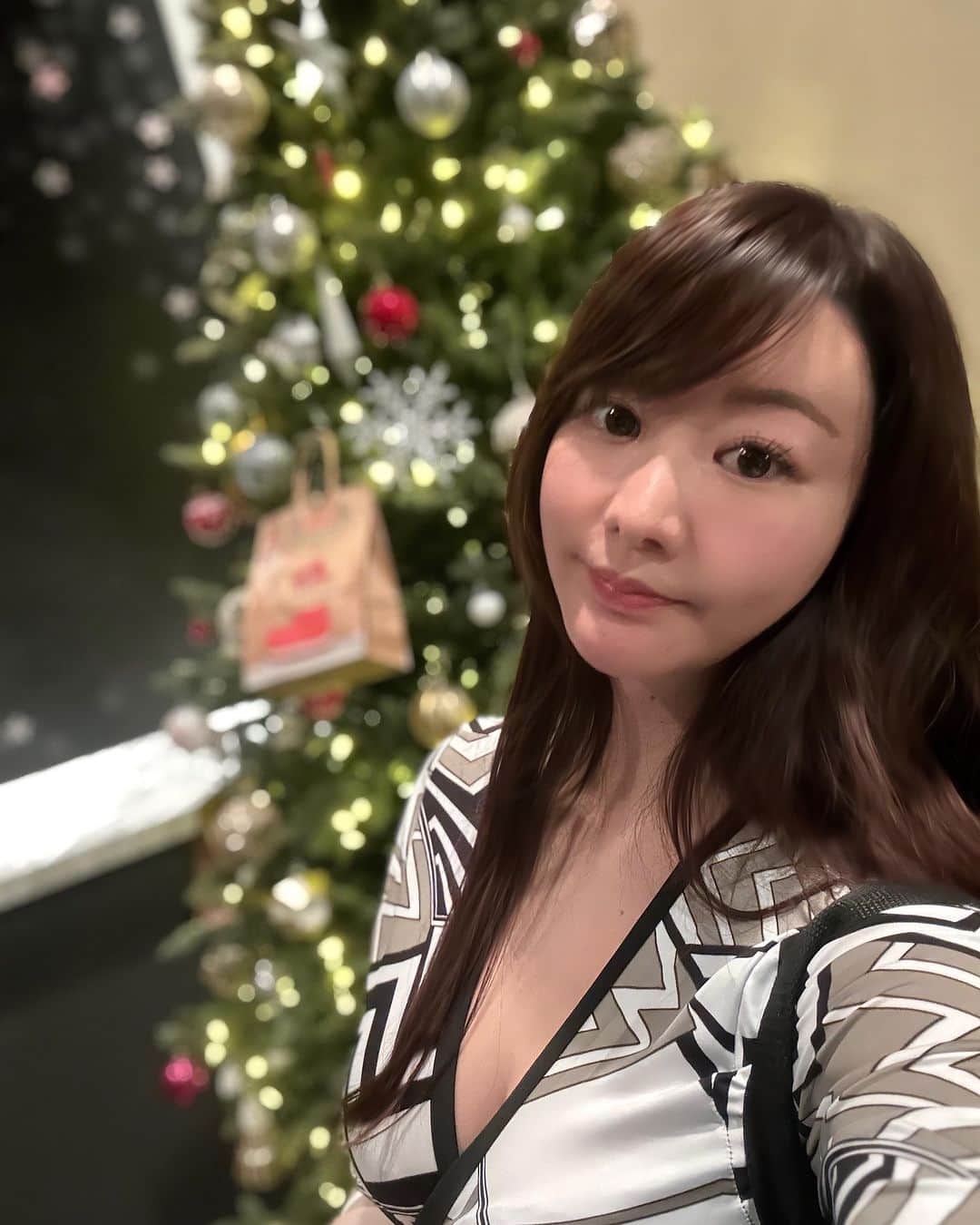 歩りえこのインスタグラム：「週末は家族day♡ どこもかしこもキラキラ ⁡ ☟☟☟☟☟☟ ⁡ 9/29発売歩りえこ【Hカップ・ジャーニー】デジタル写真集 ⁡ 【Amazon】1320円 https://amzn.asia/d/3eF3ZRP ⁡ FANZA bookから買うと今なら90%オフ132円💕 ⁡ https://x.gd/nVPSx (リンクはストーリーやXから飛べます) ⁡ ご購入後、ブラウザやkindleからすぐに写真集を見ることができます♡ ⁡ このdigital写真集の売れ行きが良いと紙の写真集がまた出せるのでぜひ応援よろしくお願いします❣️ ⁡ 皆さまにお願い🙇‍♀️ ⁡ AmazonやDMM(FANZA)のレビューで星を付けて下さるとすご〜く嬉しいです🥹💕 ⁡ 感想を書いて頂けたら最高にありがたいのですが、時間がなかったら星を付けて頂くだけで大丈夫です！ ⁡ レビューの多さも紙の写真集発売に繋がる超重要ポイントですので、ぜひぜひ応援よろしくお願いします🥹 ⁡ 皆さんの応援を無駄にせず、次の作品に繋がるよう私もまだまだ自分磨きをして頑張っていきますね😉💕 ⁡ ーーーーーーー ⁡ 11/26はなまる撮影会残り1枠です❣️ ⁡ 先着順ですのでぜひお早目にご予約お待ちしています。りえこ愛用品1点サイン付きプレゼント🎁 ⁡ 多分年内最後の撮影会だと思います♡ ご予約はこちらから ☟ https://hanamaru-photo.com/article/13588.html (ストーリーまたは、はなまる撮影会を検索) ⁡ 🌸9/29発売【digital写真集】『Hカップジャーニー』　 https://amzn.asia/d/3eF3ZRP ⁡ 🌸歩りえこ1st写真集スフィア(講談社/撮影：山岸伸) amzn.to/3yytQ6n ⁡ 🌸『ブラを捨て旅に出よう』(講談社文庫) https://amzn.asia/d/bPt23Tz ⁡ 🌸歩りえこオフィシャルファンクラブ  fanclove.jp/club/riekoayumi ⁡ お仕事や案件のお問い合わせ ↓ riekoayumi@gmail.com ※お名前、会社名、概要、電話番号お願い致します。 ⁡ #歩りえこ  #熟女 #熟女好き大歓迎 #インスタグラビア #selfie #me #i #自拍 #selfies #tbt #follow #swag #扎心了#followme #like #tokyo #japan #selfie #f4f #ootd #photo #l4l #instagood #맞팔 #tagsforlikes #몸스타그램 #东京 　#グラビア　#sexylook #美body」
