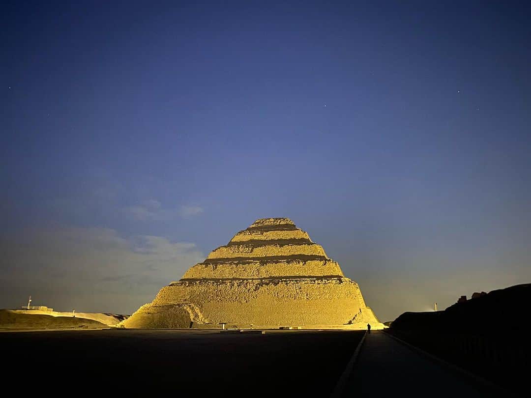 青山有紀さんのインスタグラム写真 - (青山有紀Instagram)「27時間の断食中、月と金星に導かれながらまだ夜が明ける前に着いたのはエジプト最古のピラミッドの［階段式ピラミッド］。 この日は11月10日、姉の18回忌でした🌟  この日と翌11月11日は衝撃的&魂が震えまくる瞬間だらけで、なんと言葉にして良いのか分からないけど、たくさんの方と共有できたらうれしいので写真だけでもアップしていこうと思います。 詳しくはyoutubeライブや33チャンネルでお話する予定です✨落ち着いたら☺️」11月19日 14時20分 - yukiaoya