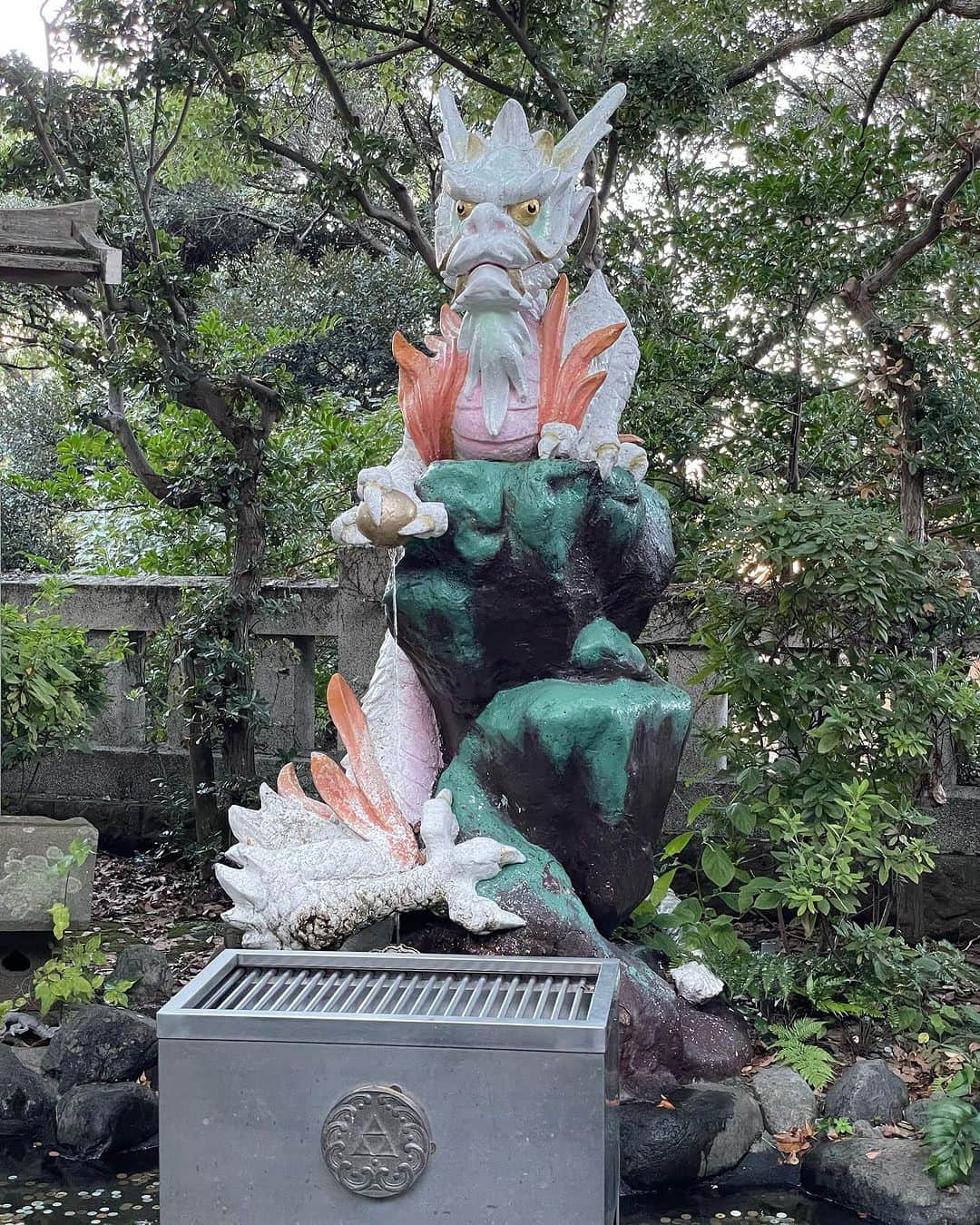 金子実加さんのインスタグラム写真 - (金子実加Instagram)「江島神社⛩️🐉 風が強く🍃海も波が高い日でした🌊  日本三大弁財天のひとつ。 昔々江の島には龍が住んでいたそうで、 龍にまつわる数々の伝説が残されています🤍  江の島には、 天女と五つの頭を持つ龍のロマンチックな 『天女と五頭龍」伝説があります。 昔、深沢の底なし沼に「五頭龍」という龍が棲み、 様々な災いをもたらし人々を苦しめていました。 ある時、海底から島がわき起こり、天女が舞い降りました。その美しい天女に恋をした五頭龍は結婚を申し込みますが、これまでの悪行から断られます。 そこで五頭龍は悪行を止め、改心し善行を尽くし、 天女と結婚することができたと伝えられています。  天女は江島神社に祀られ、 龍は江の島の向かいにある龍口明神社に祀られています。  美人守も欲深く全てGETしました😂🤍 かなり悩みましたが、ご利益あやかりたいです😆 御朱印帳もそろそろ1冊制覇しそうです…！  #江島神社 #江ノ島 #龍 #龍神 #パワースポット #観光 #弁財天 #美の三女神　#美人守 #御朱印」11月19日 14時23分 - kanekomika0127